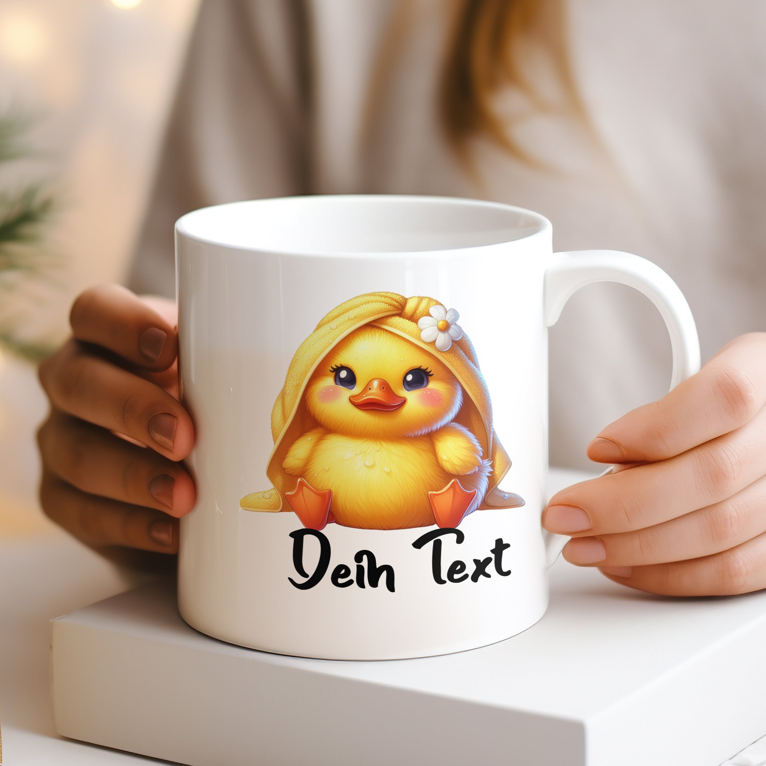 Weißer Becher mit gelbem Entenküken und personalisiertem Text.