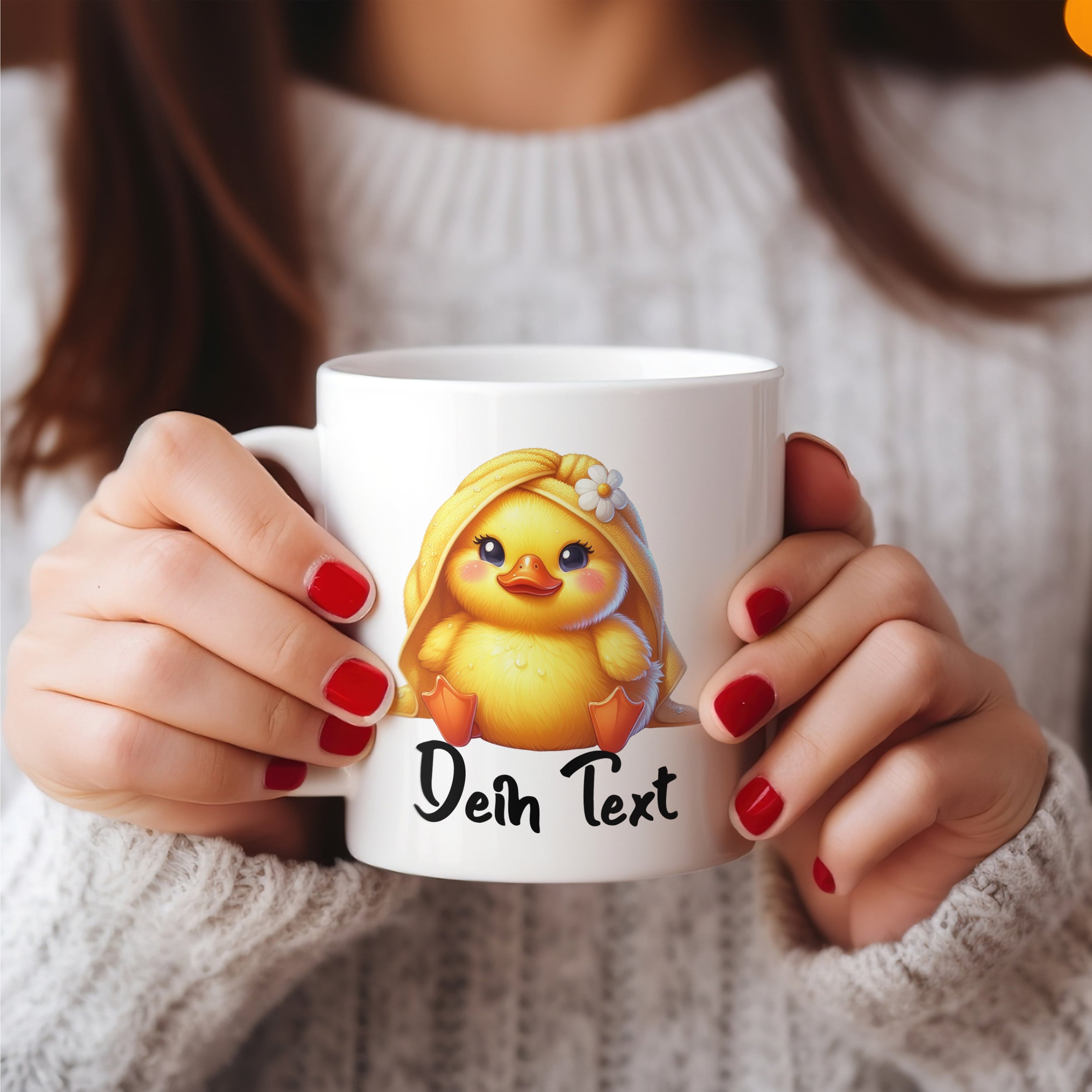 Weißer Becher mit gelbem Entchen und personalisiertem Text.