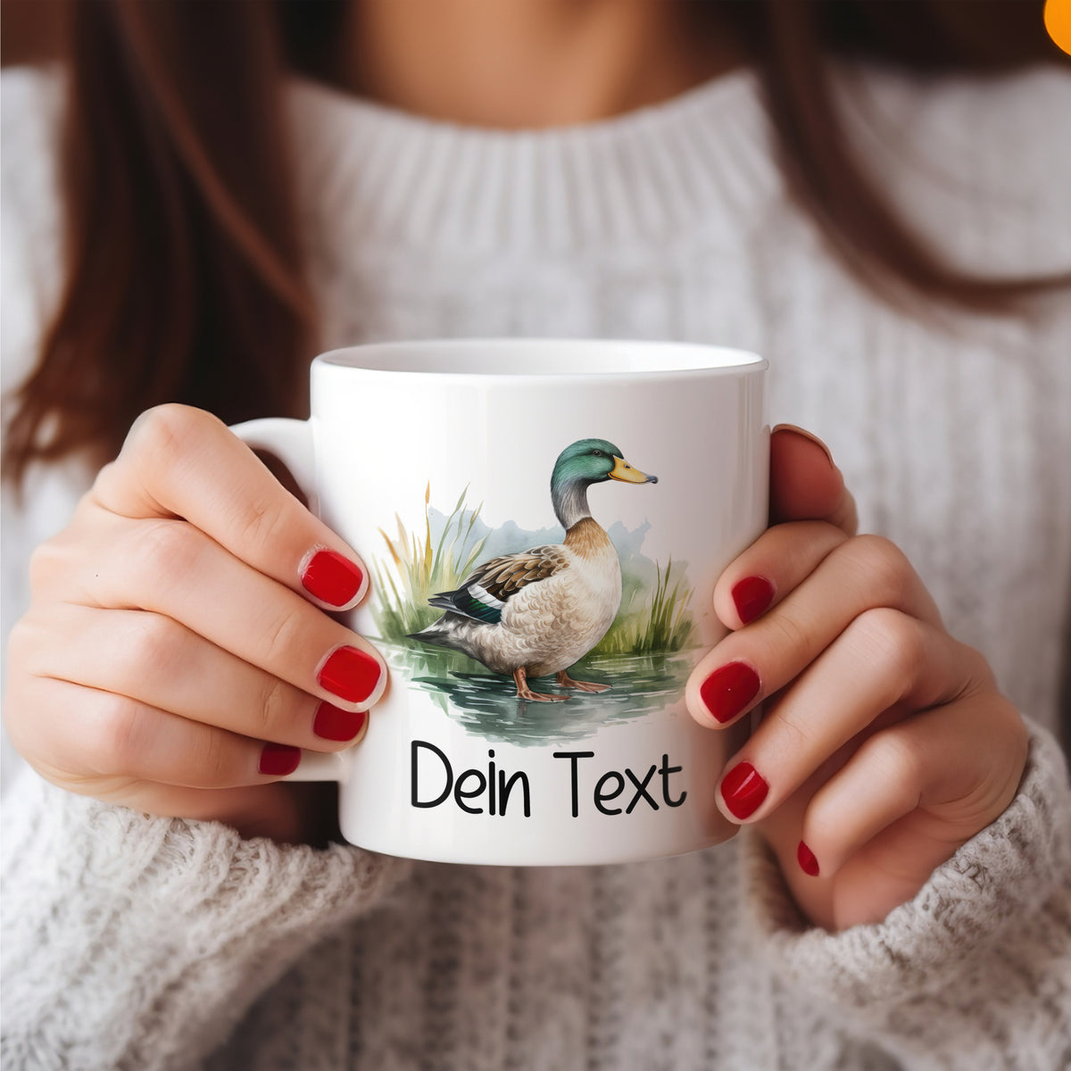 Weißer Kaffeebecher mit Entenmotiv und personalisiertem Text.