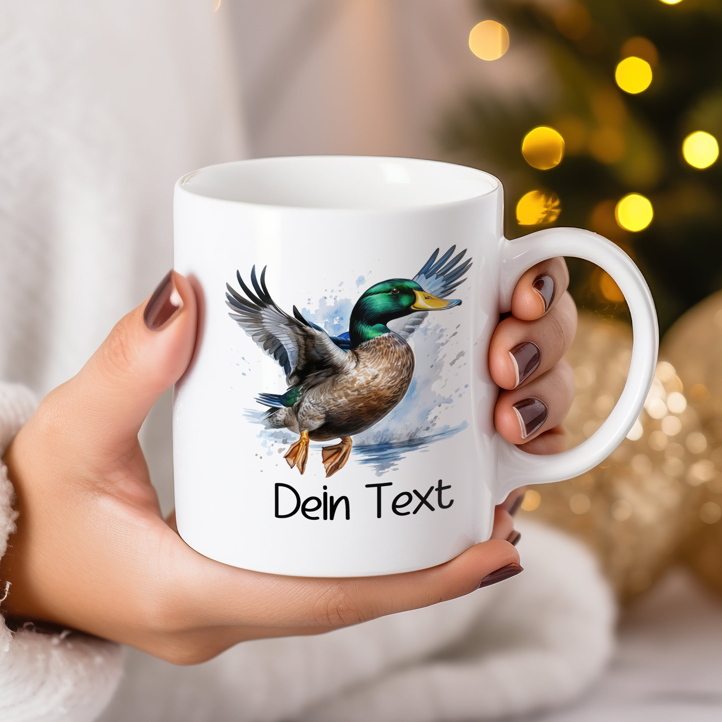 Weißer Becher mit fliegender Ente und personalisiertem Text.