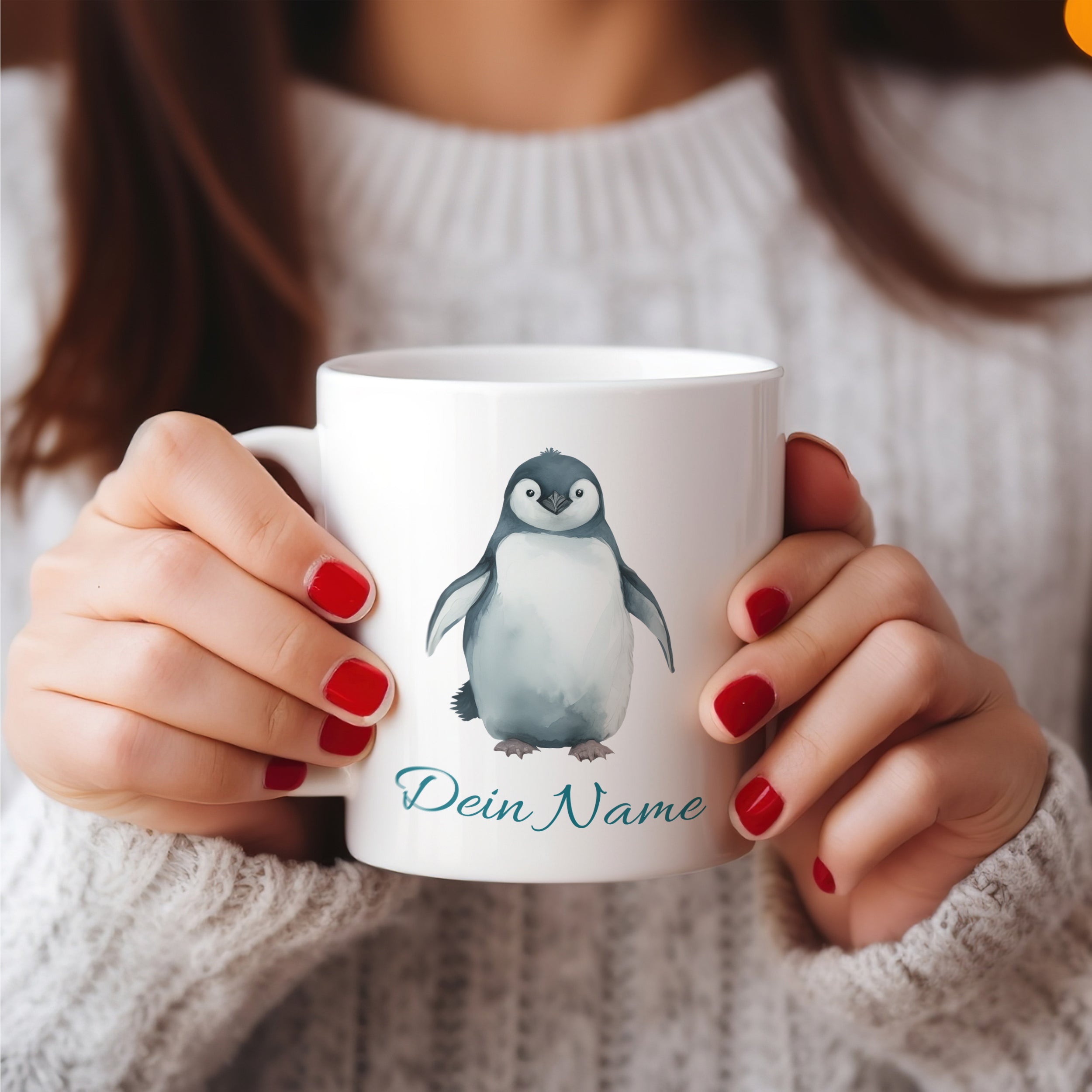 Weißer Becher mit Pinguin-Motiv und persönlichem Namen.
