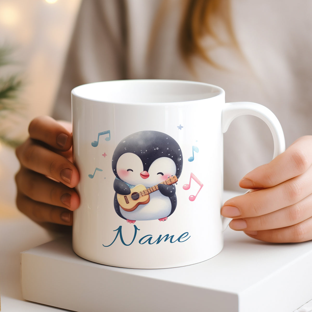 Kaffeetasse mit niedlichem Pinguin und Musiknoten.