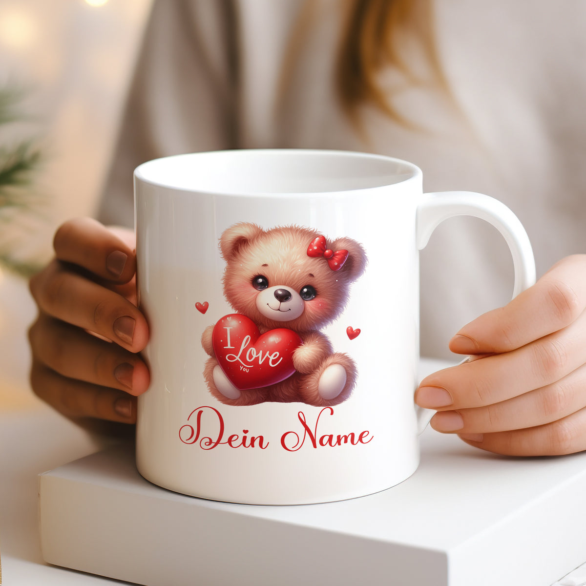Tasse mit niedlichem Bären und rotem Herz, personalisierbar.
