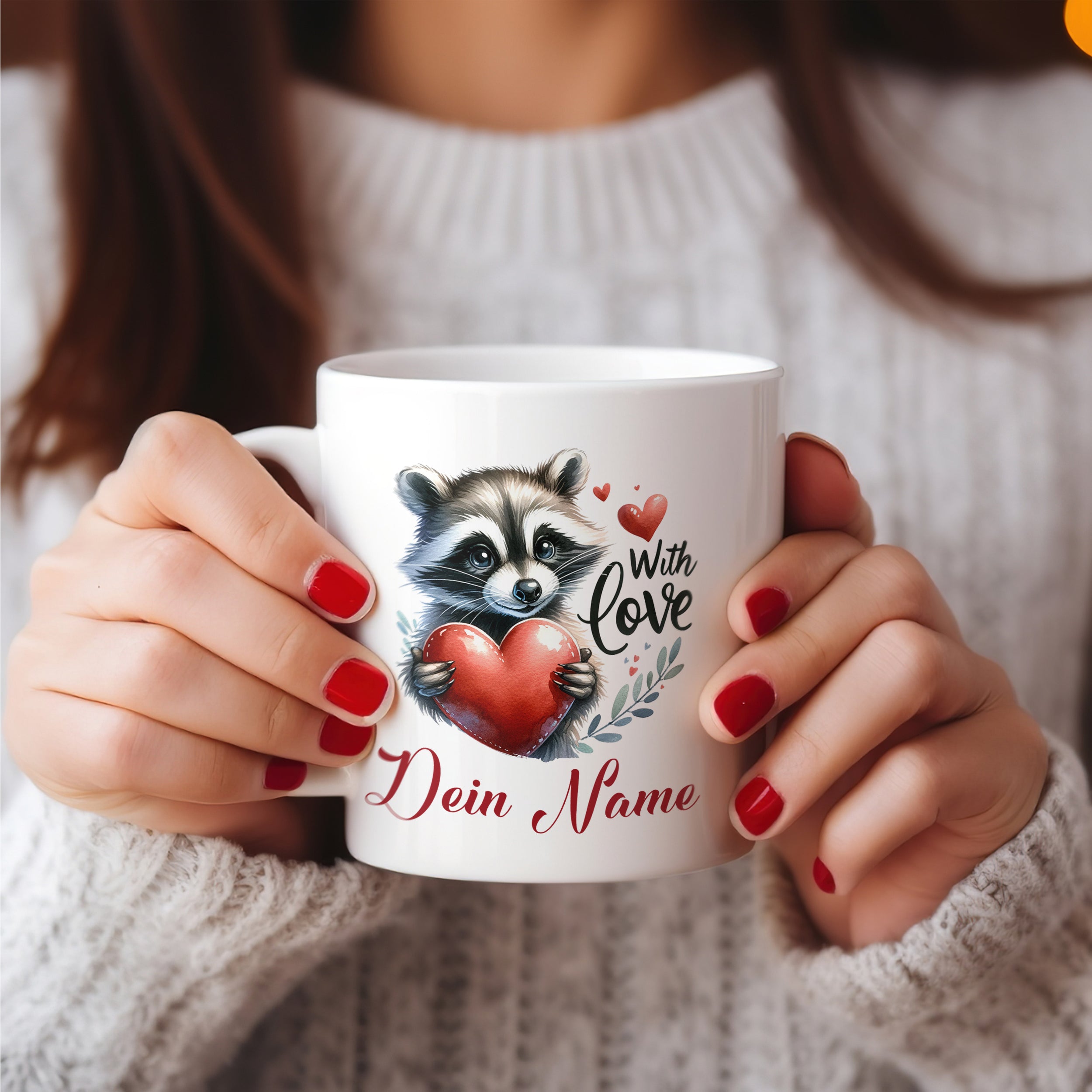 Tasse mit Waschbär, rotem Herz und personalisiertem Namen.