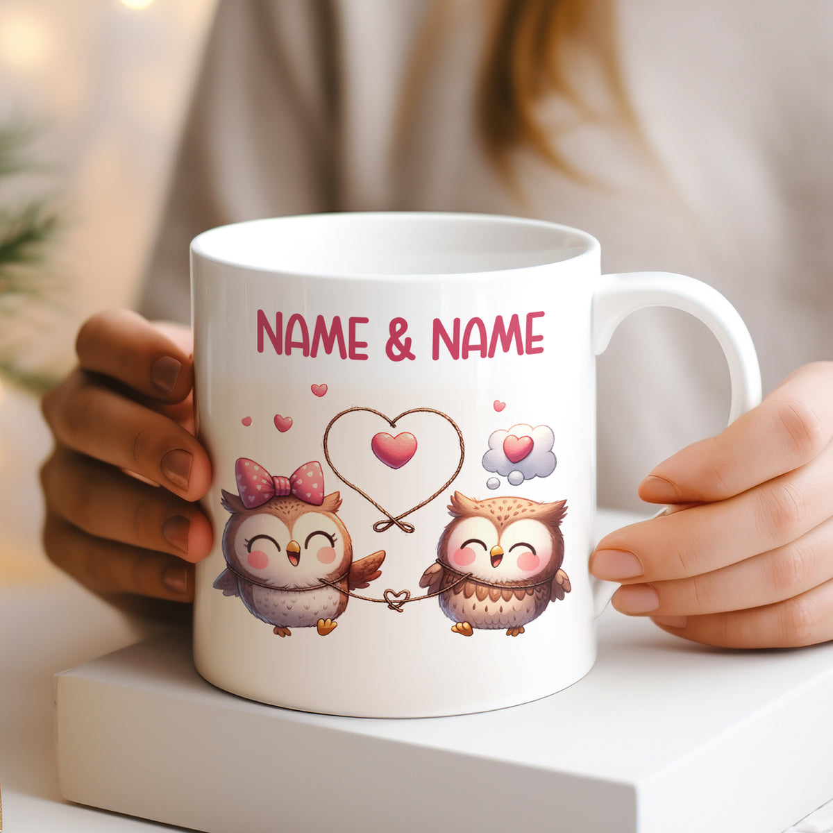 Weißer Kaffeebecher mit zwei verliebten Eulen und Herzen.