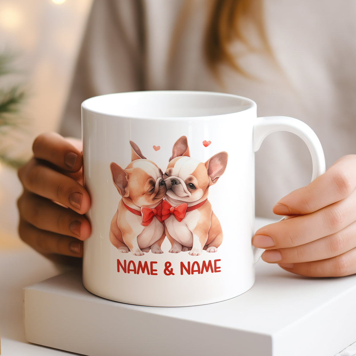 Weiße Tasse mit zwei französischen Bulldoggen und Herzen.