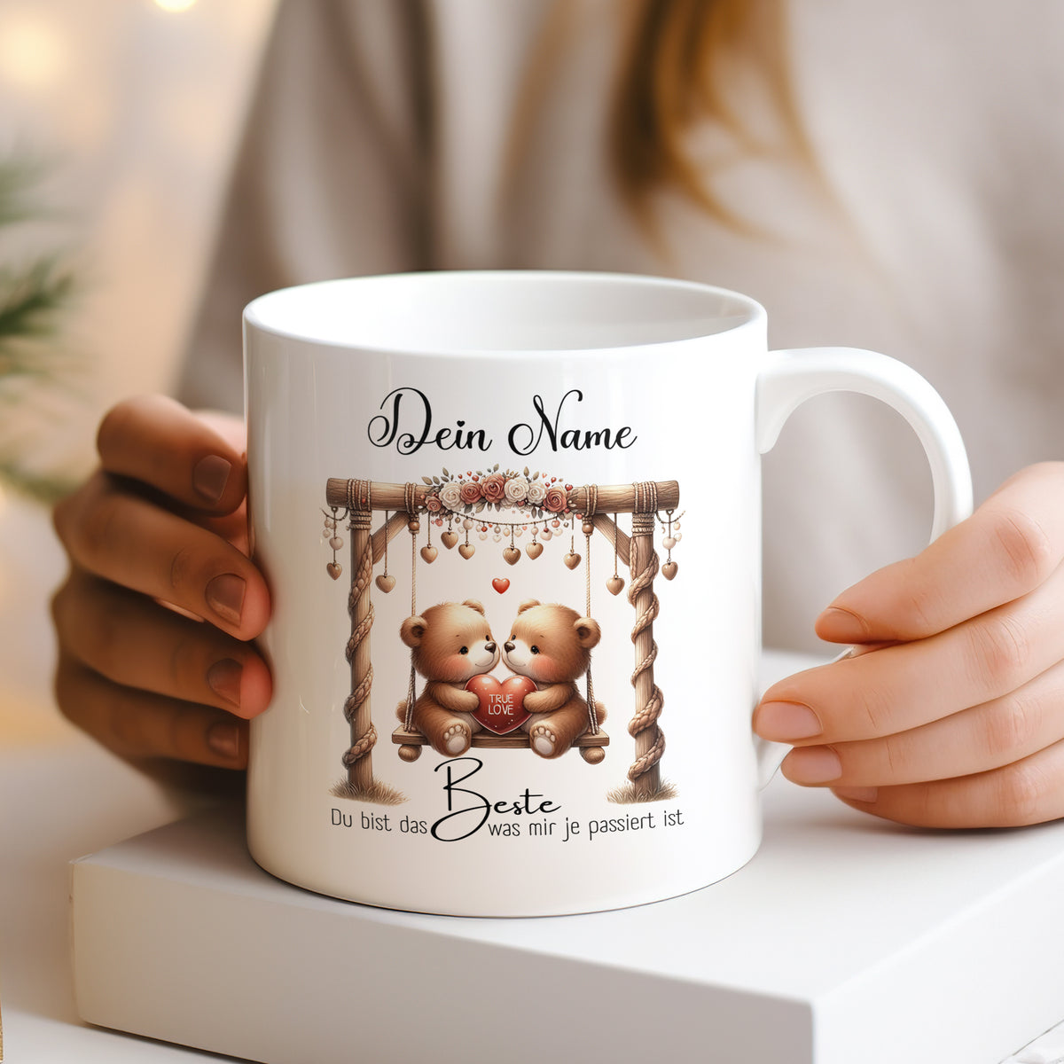 Weiße Tasse mit zwei Bären und personalisierbarem Text.