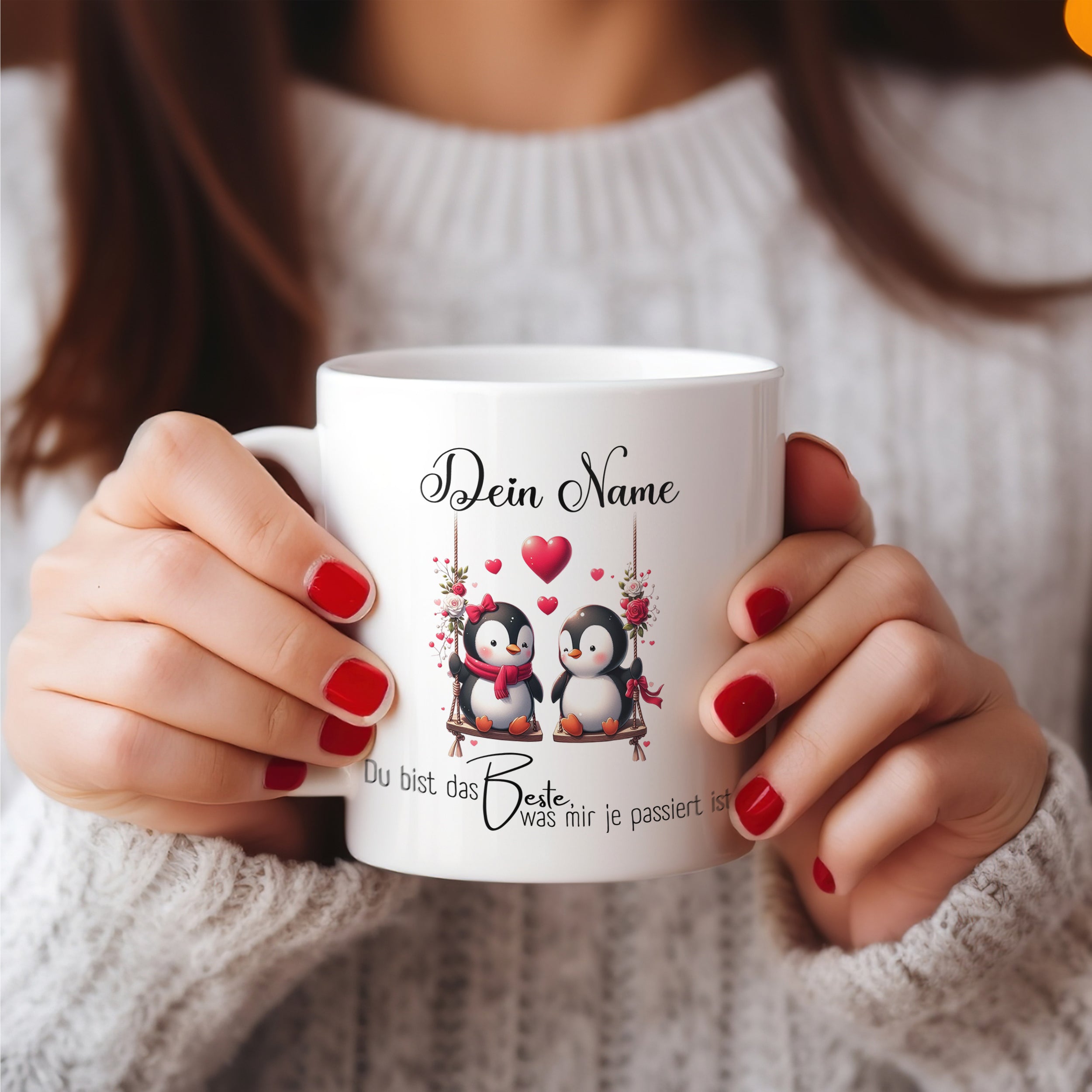 Weißer Kaffeebecher mit Pinguinen und personalisiertem Text.