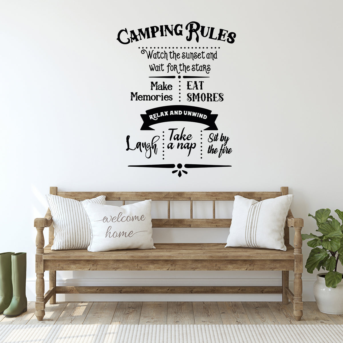 Camping-Regeln Wandtattoo in Schwarz, gemütliche Holzbank mit Kissen.