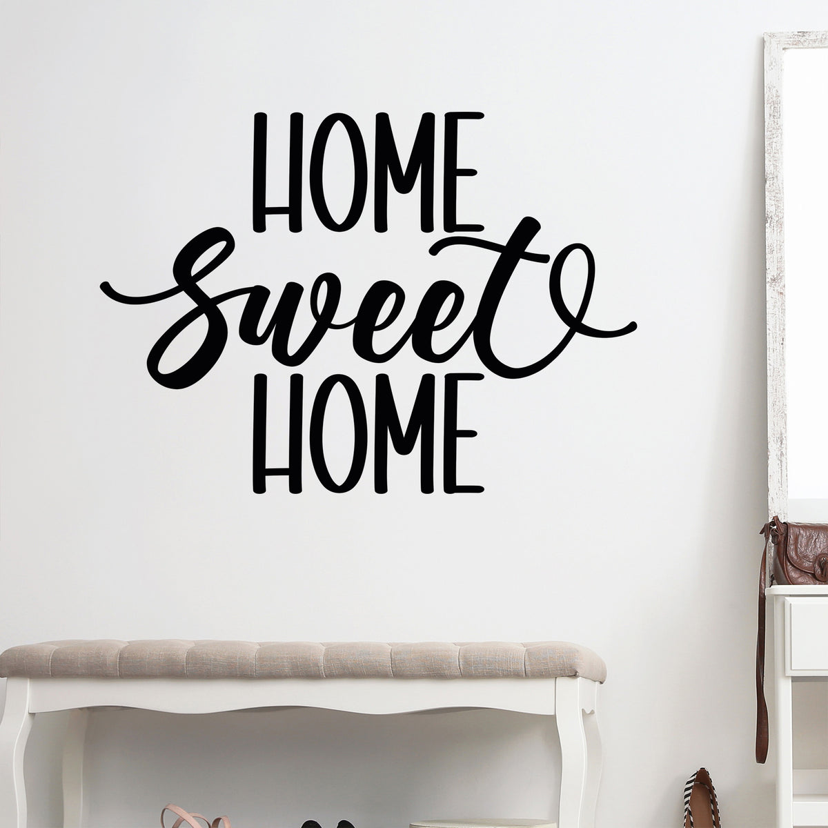 Wandtattoo Home Sweet Home über einer gepolsterten Sitzbank