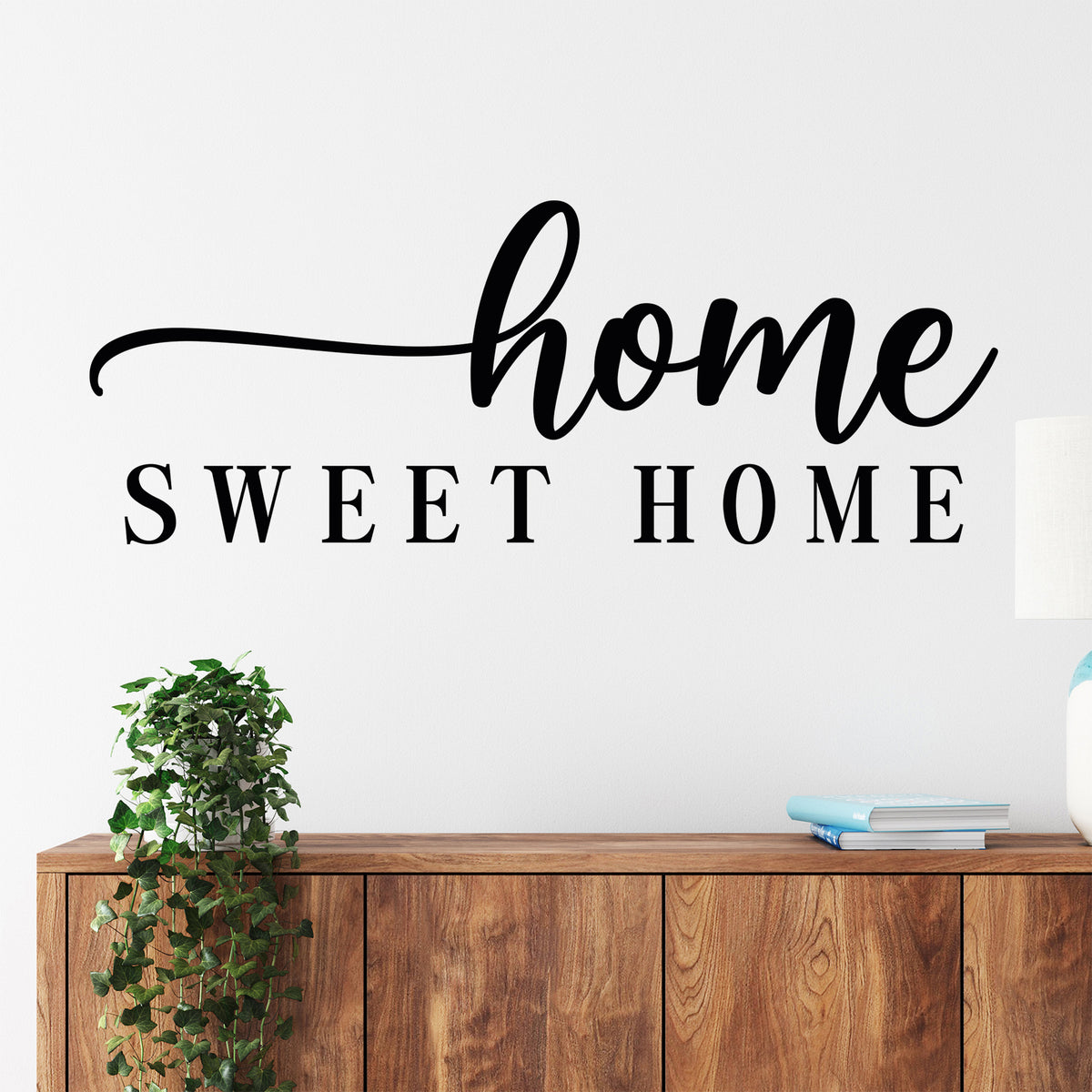 Wandtattoo Home Sweet Home über einem Schreibtisch