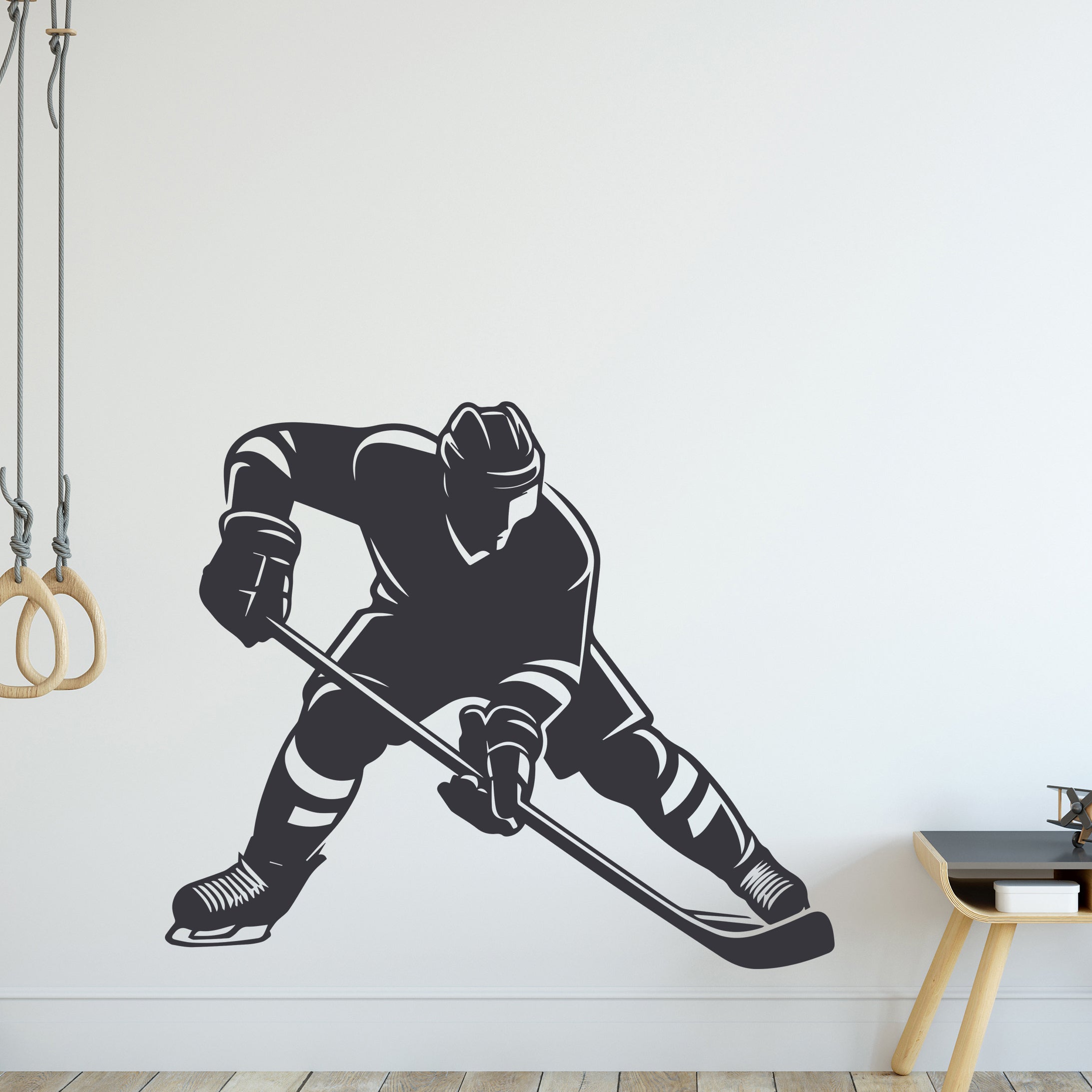 Wandtattoo mit Eishockeyspieler an einer hellen Wand
