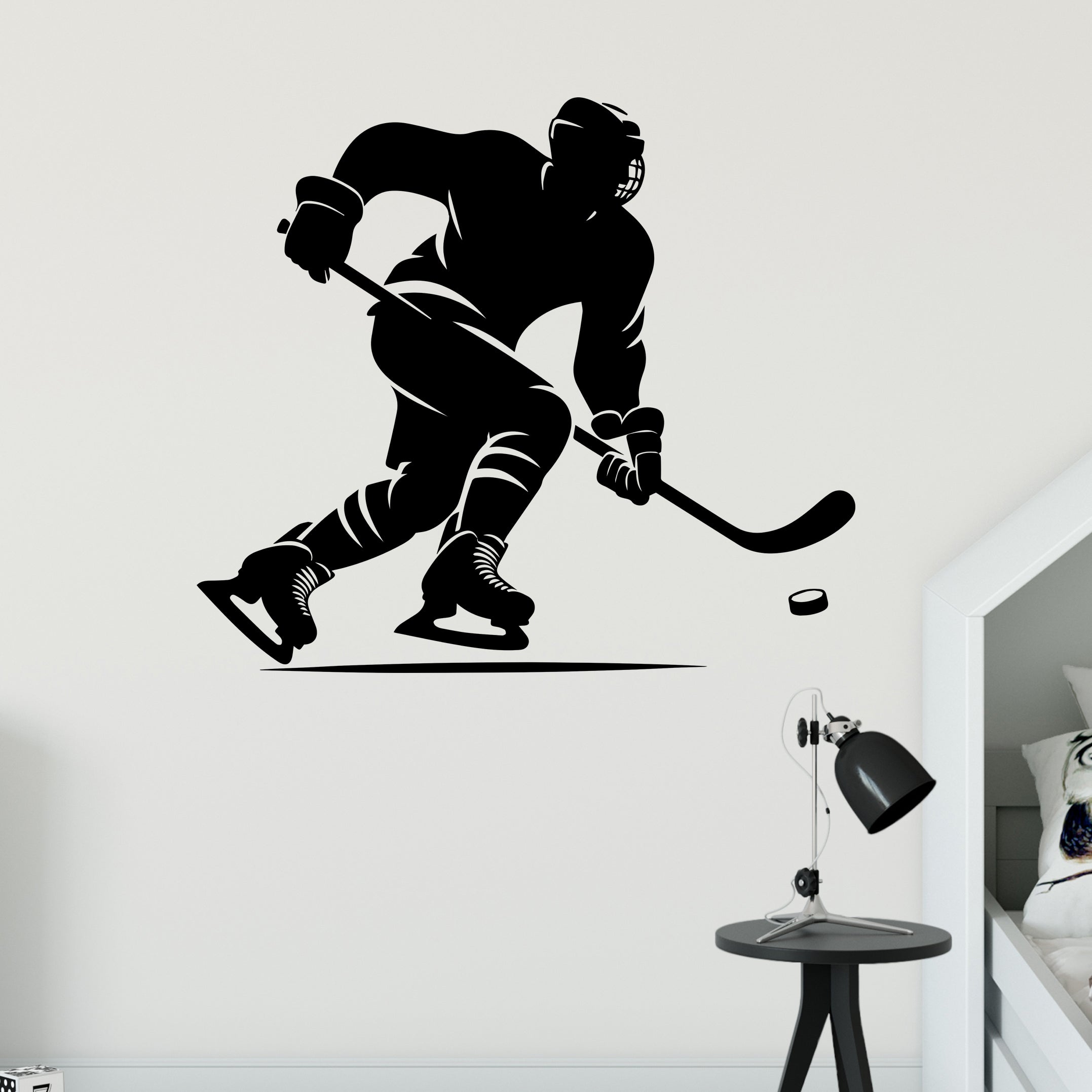 Wandtattoo mit Eishockeyspieler und Puck im Wohnraum