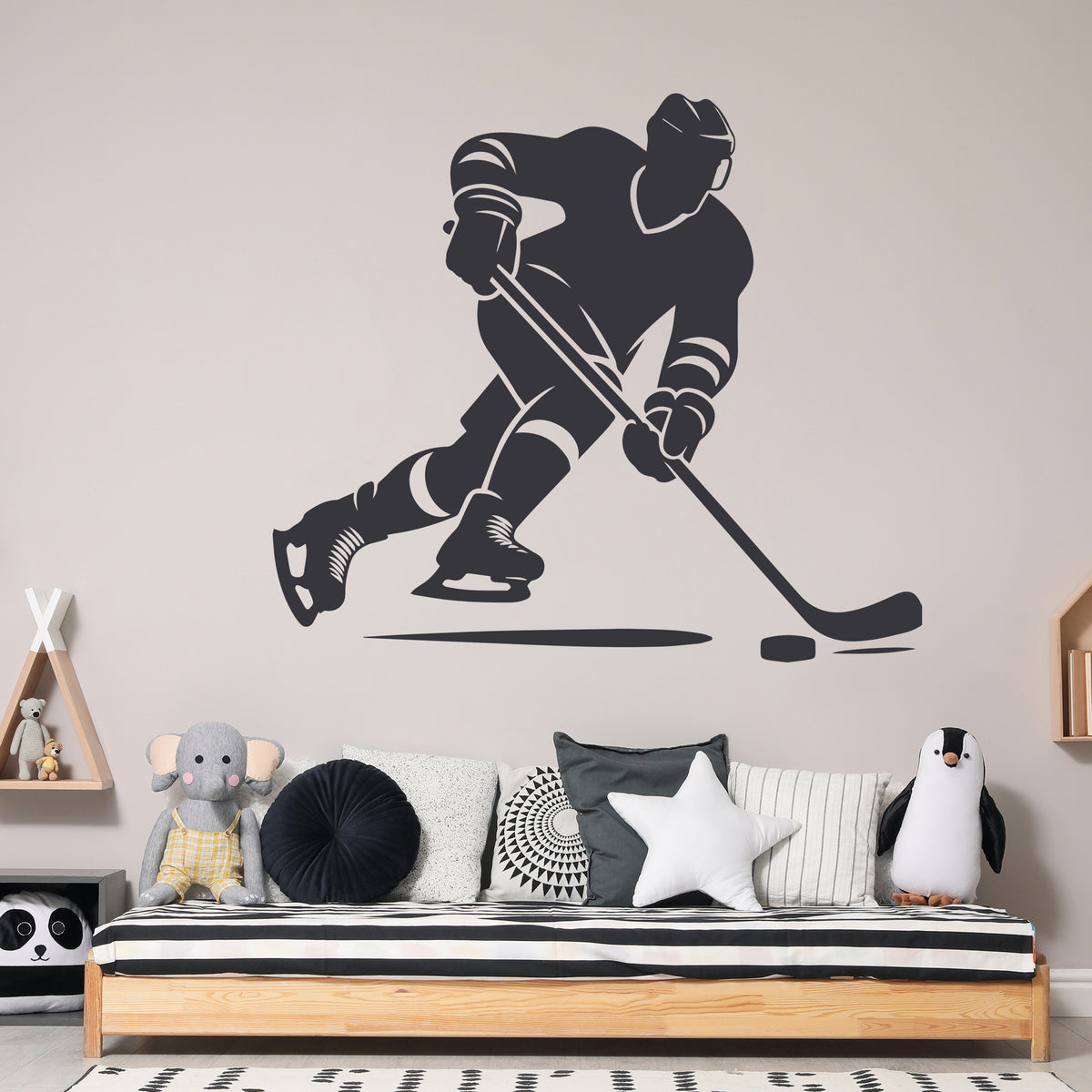 Wandtattoo mit Eishockeyspieler und Puck über einem Bett