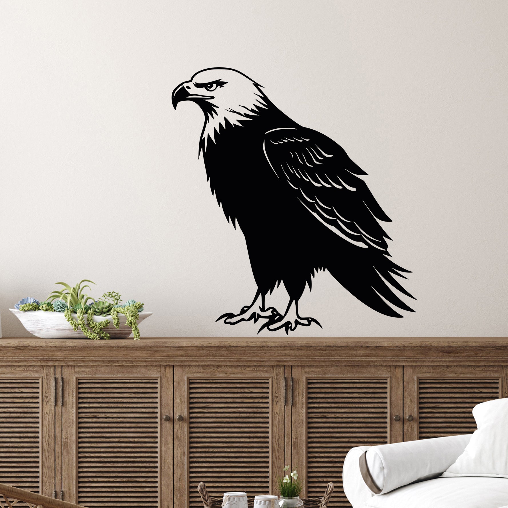 Schwarzes Wandtattoo mit stehendem Adler im Wohnraum