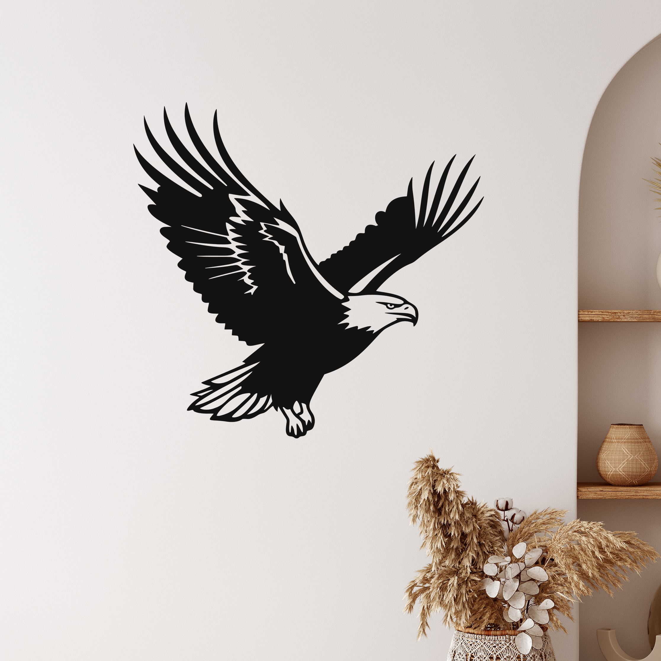 Schwarzes Wandtattoo mit fliegendem Adler im Wohnraum