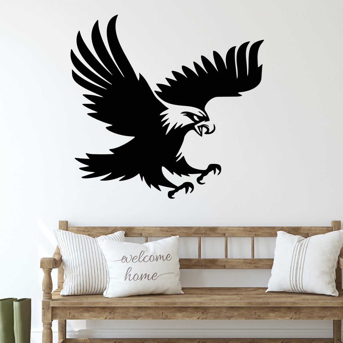 Schwarzes Wandtattoo mit fliegendem Adler über Sitzbank