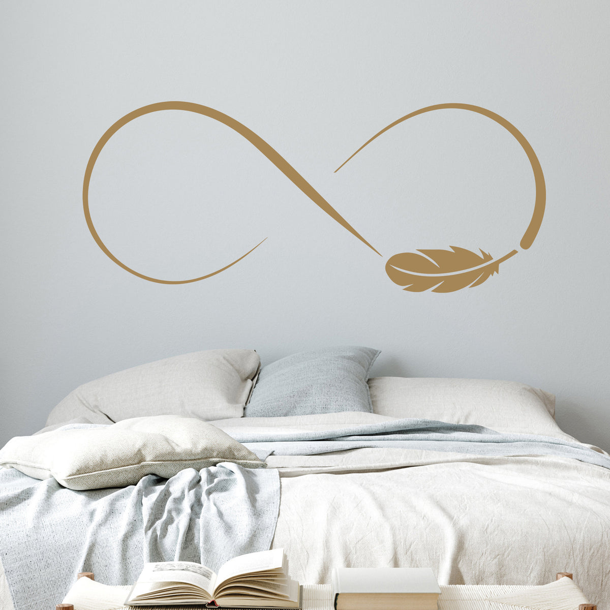 Wandtattoo als Unendlichkeitszeichen mit Feder über dem Bett