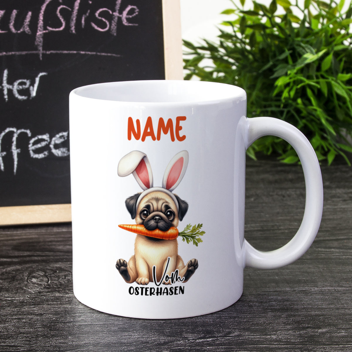 Weißer Kaffeebecher mit Pug und Osterhasenohren.