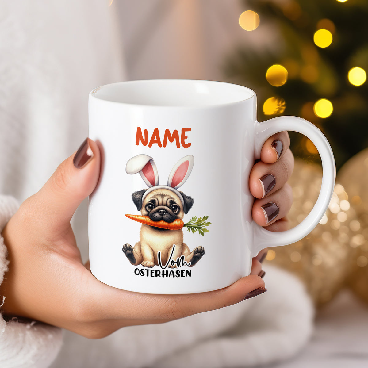 Weißer Kaffeebecher mit Pug und Osterhasen-Motiv.
