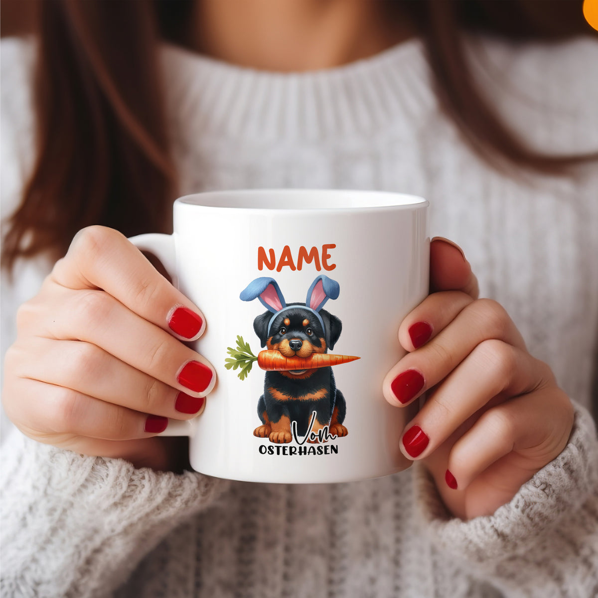 Weißer Kaffeebecher mit Rottweiler und Karotte, personalisierbar.