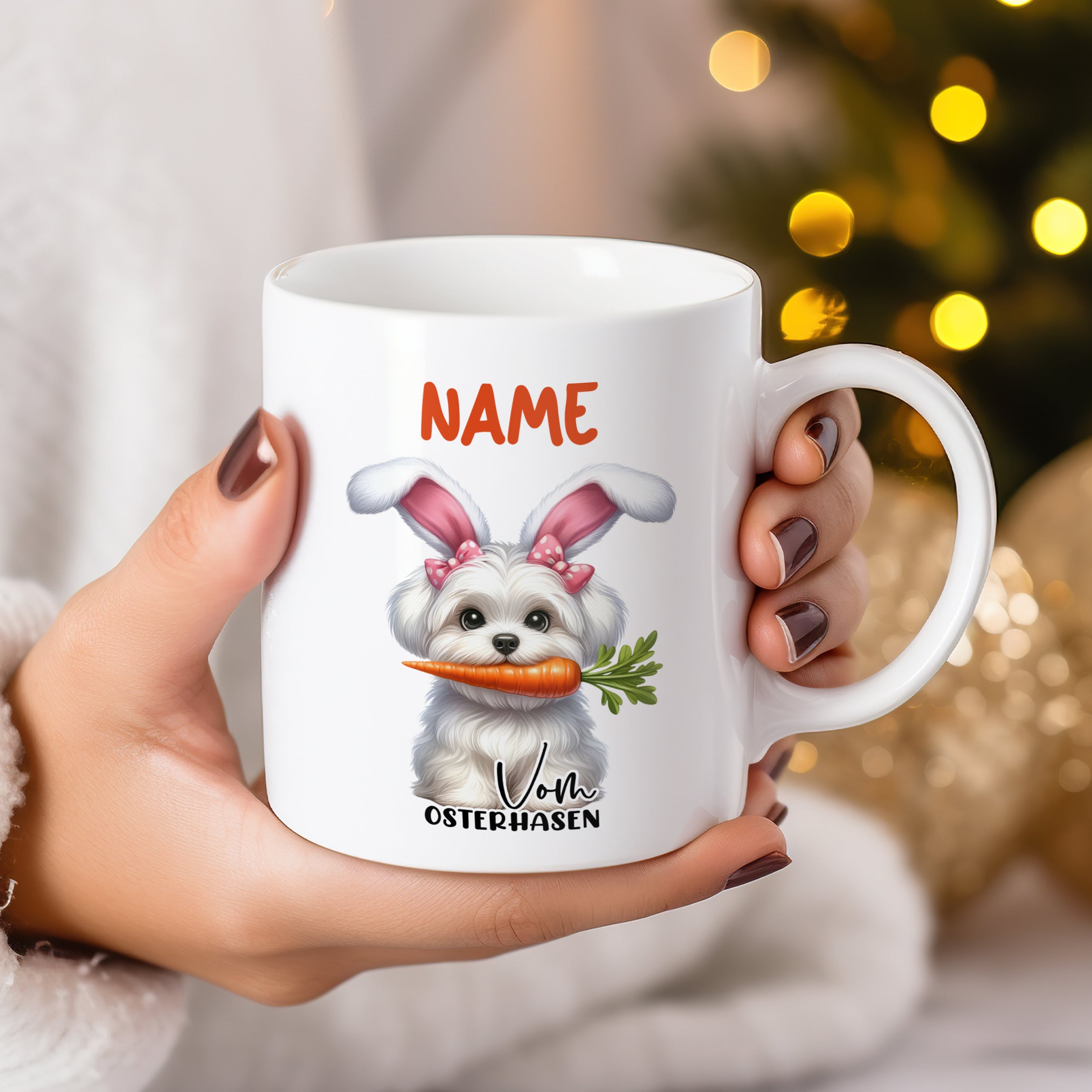Weißer Becher mit niedlichem Hasenhund und Karotte.