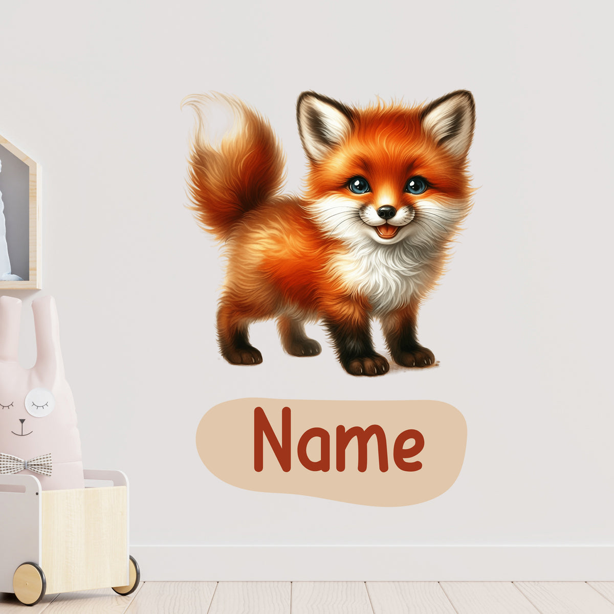 Süßer, orangefarbener Fuchs mit lächelndem Gesicht.