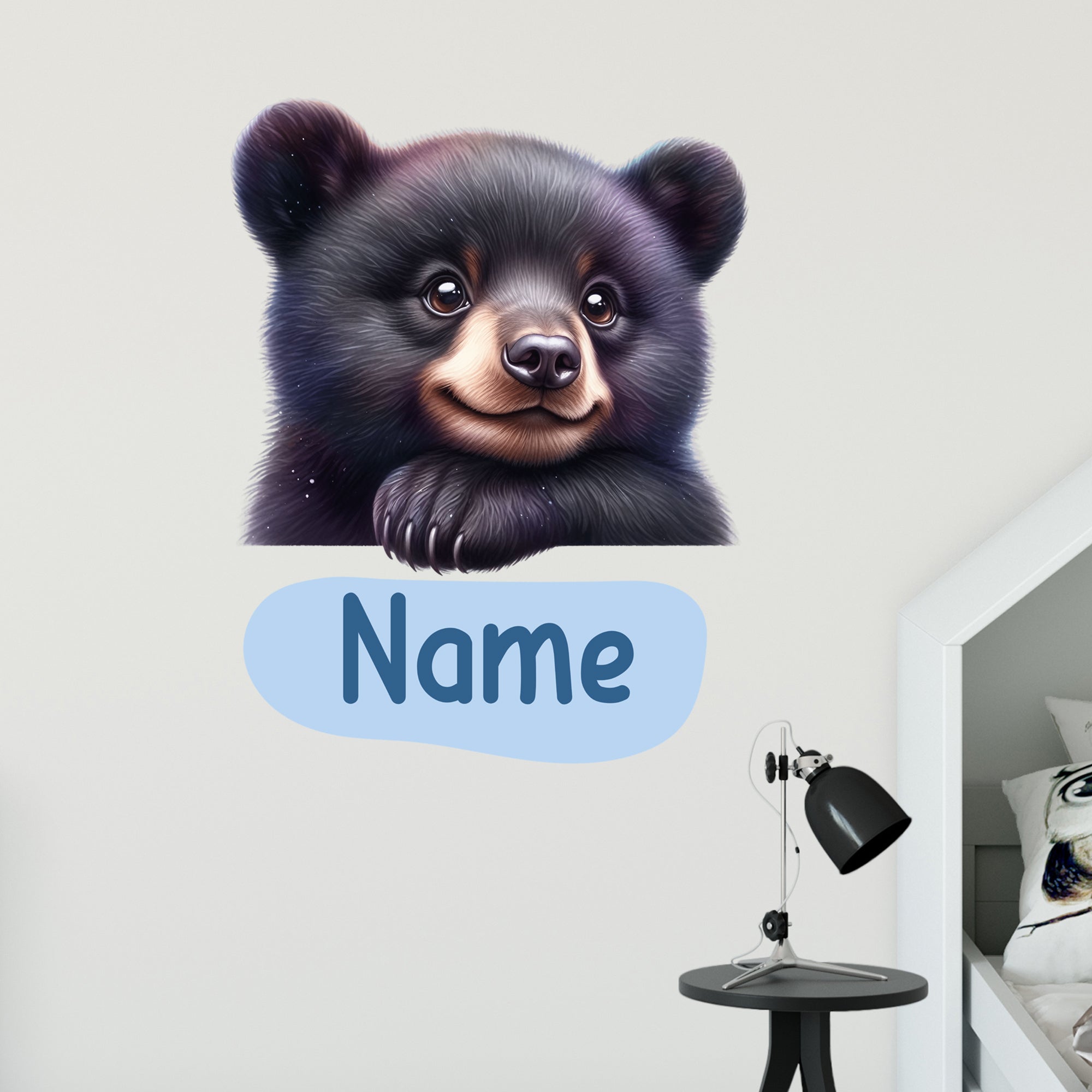 Schwarzer Bär mit lächelndem Gesicht und blauem Namensfeld.