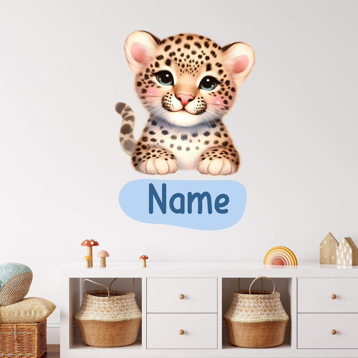 Süßer Leoparden-Kinderwandaufkleber mit blauem Namensfeld.