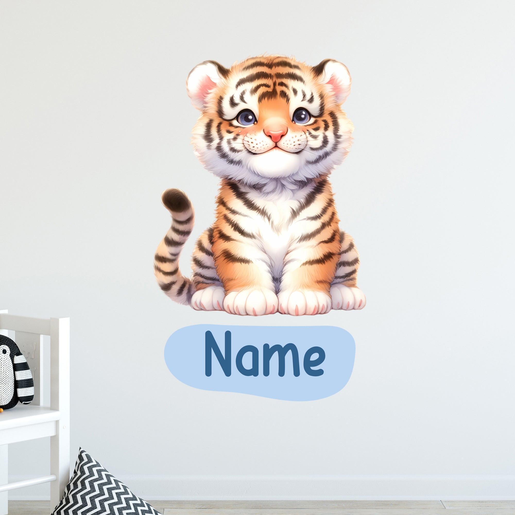 Süßer Tiger mit orangefarbenem Fell und personalisierbarem Namensschild.