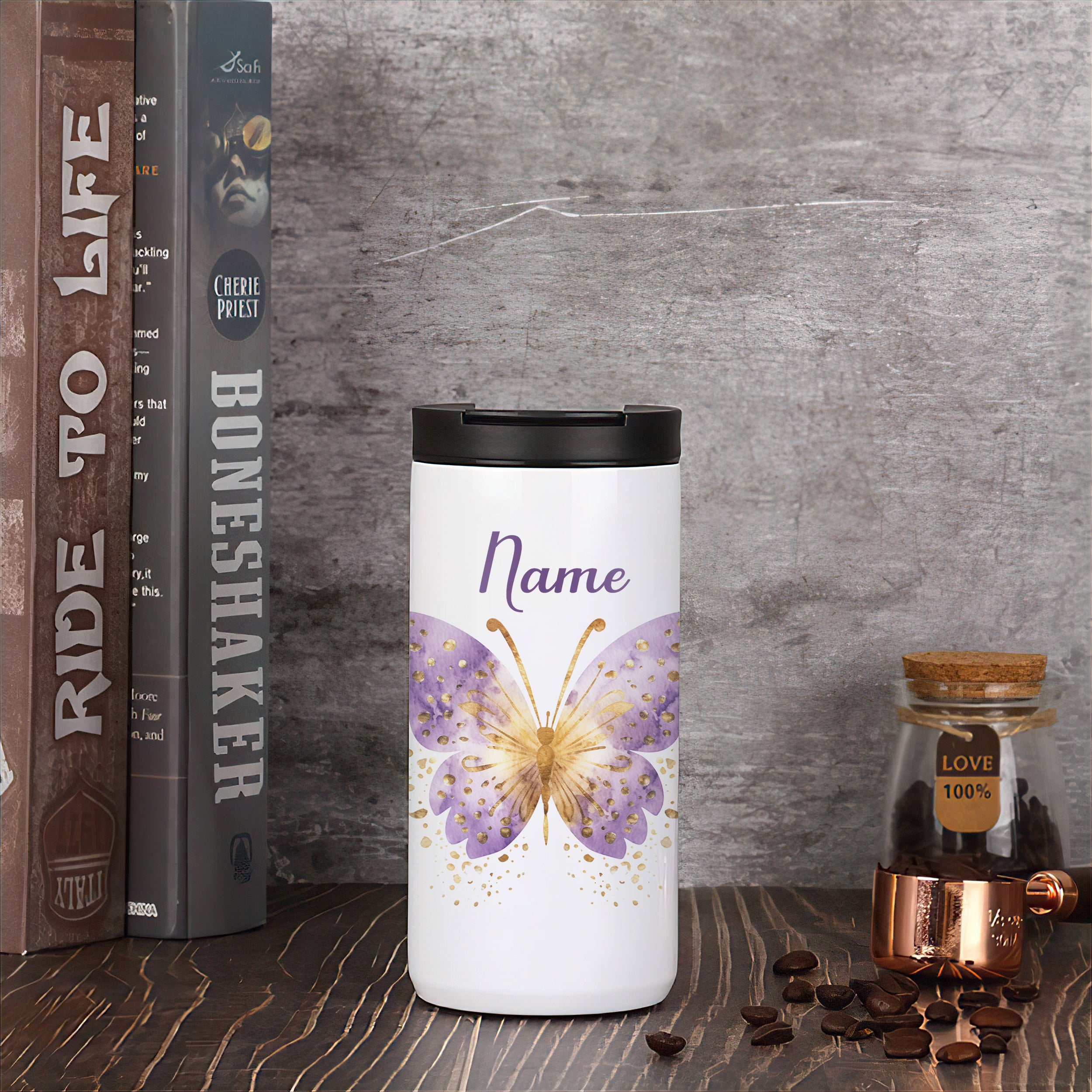 Thermobecher mit lila Schmetterling und personalisiertem Namen.