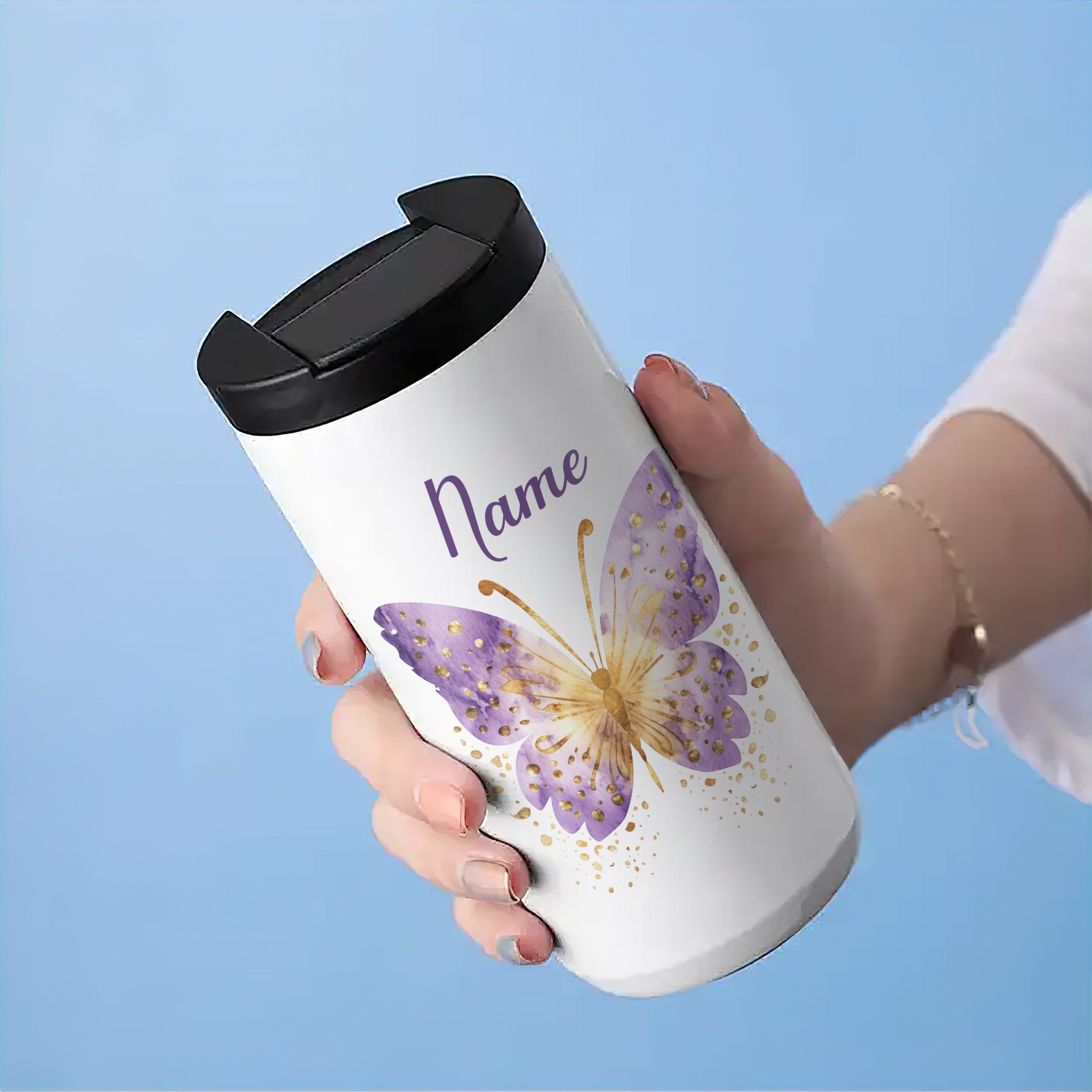 Becher mit lila Schmetterling und personalisiertem Namen.