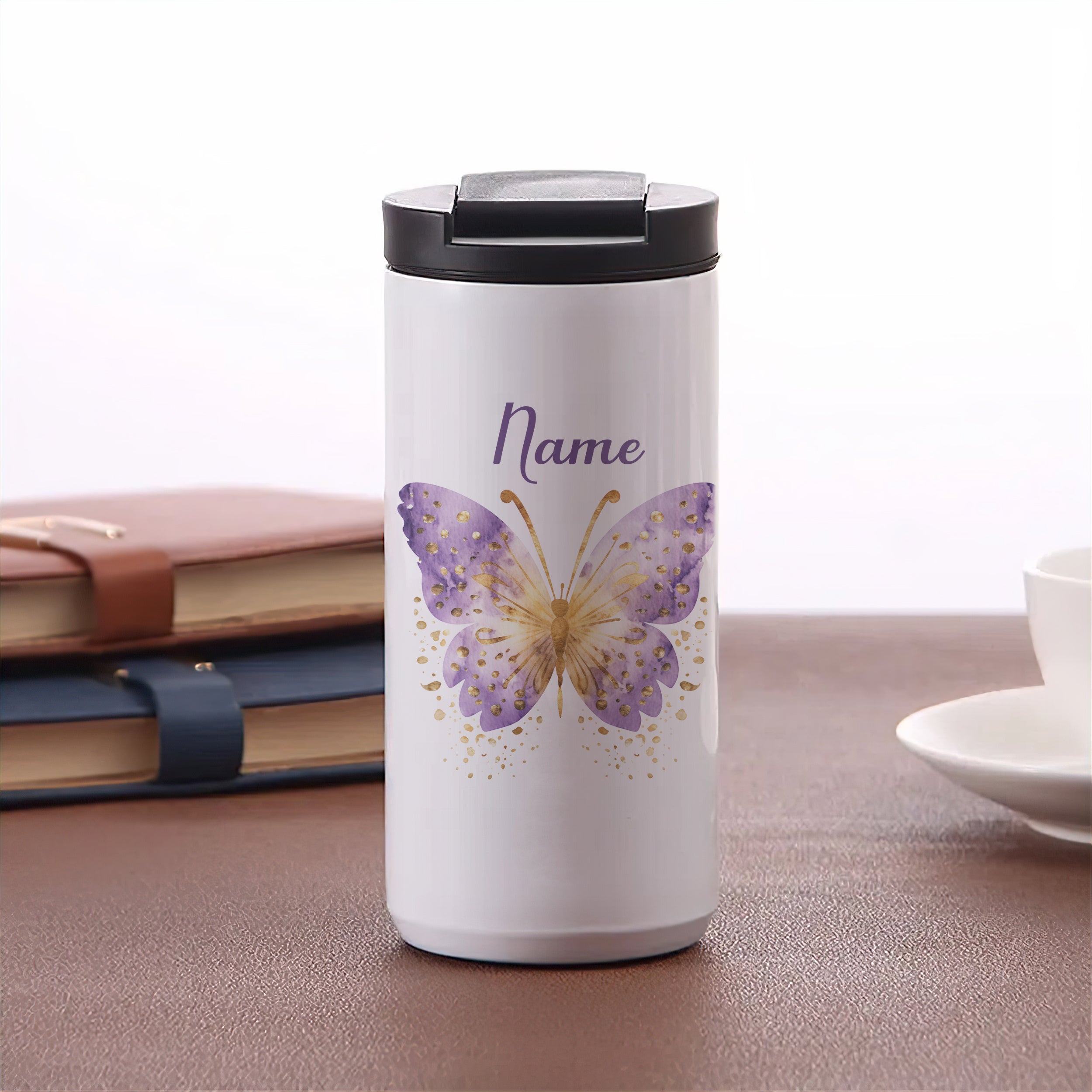 Weißer Becher mit lila Schmetterling und personalisierbarem Namen.