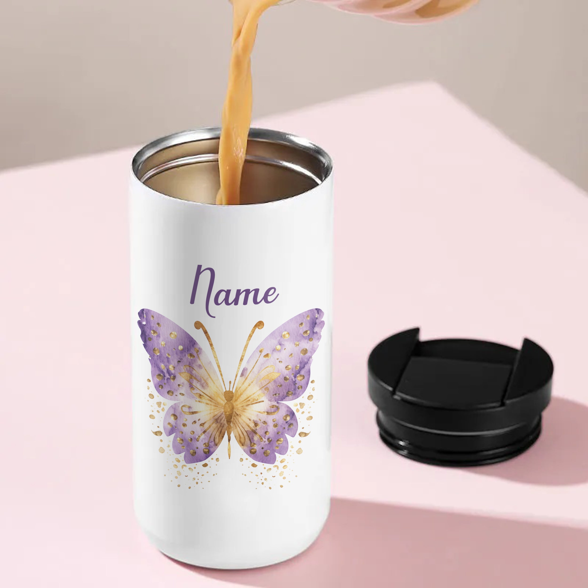 Weißer Becher mit lila Schmetterling und personalisiertem Namen.
