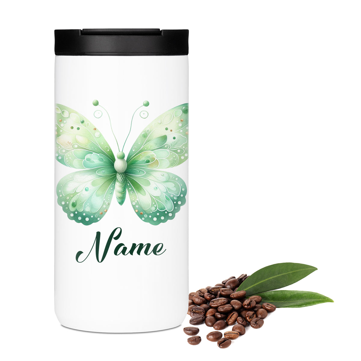 Weißer Kaffeebecher mit grünem Schmetterlingsdesign und Name.