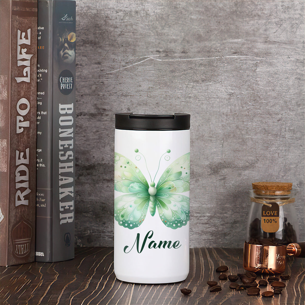 Weißer Kaffeebecher mit grünem Schmetterlingsmotiv und Name.