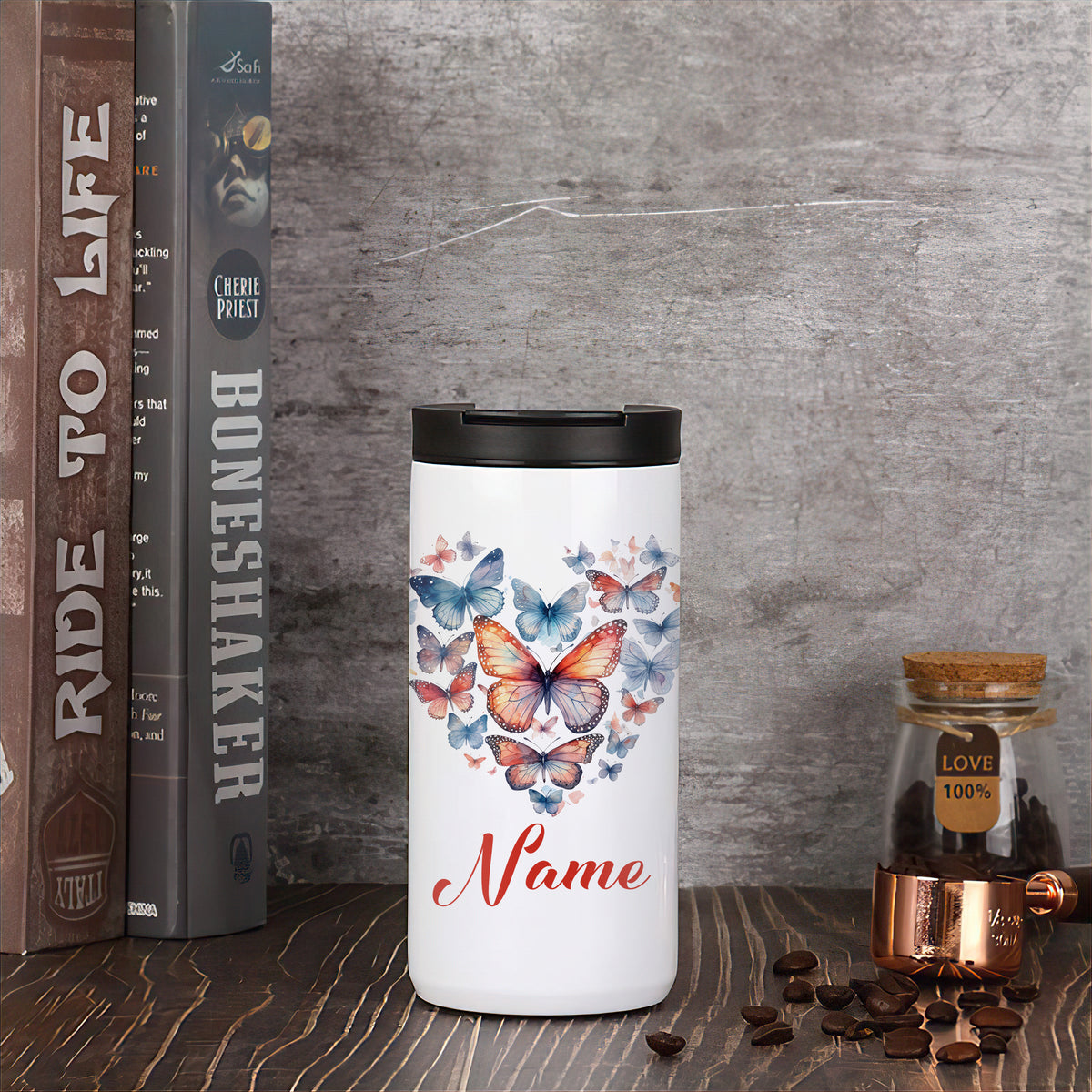 Isolierter weißer Becher mit bunten Schmetterlingen und personalisiertem Namen.