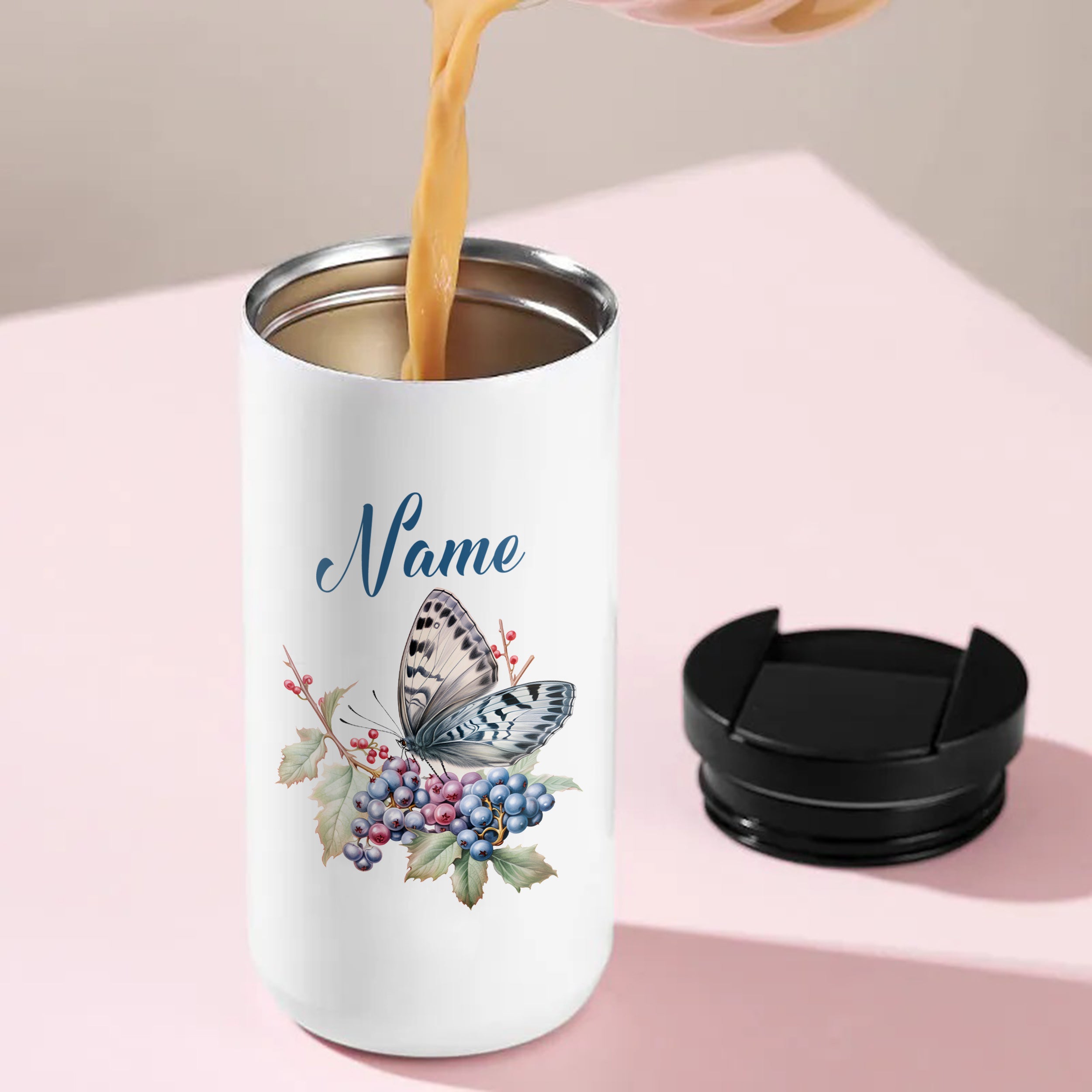 Weißer Thermobecher mit Schmetterling und Traubenmotiv.