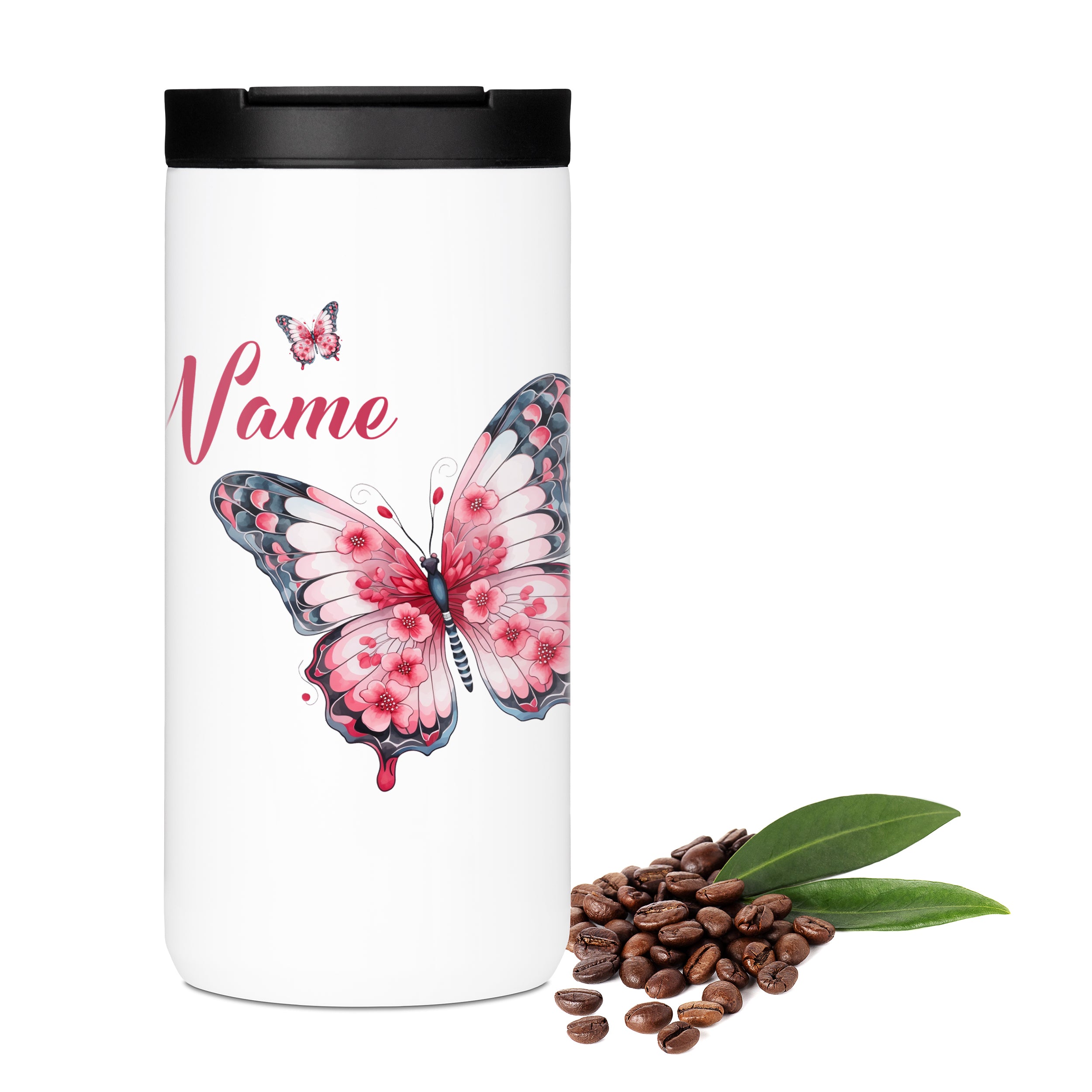 Weißer Kaffeebecher mit buntem Schmetterlingsdesign und Namen.