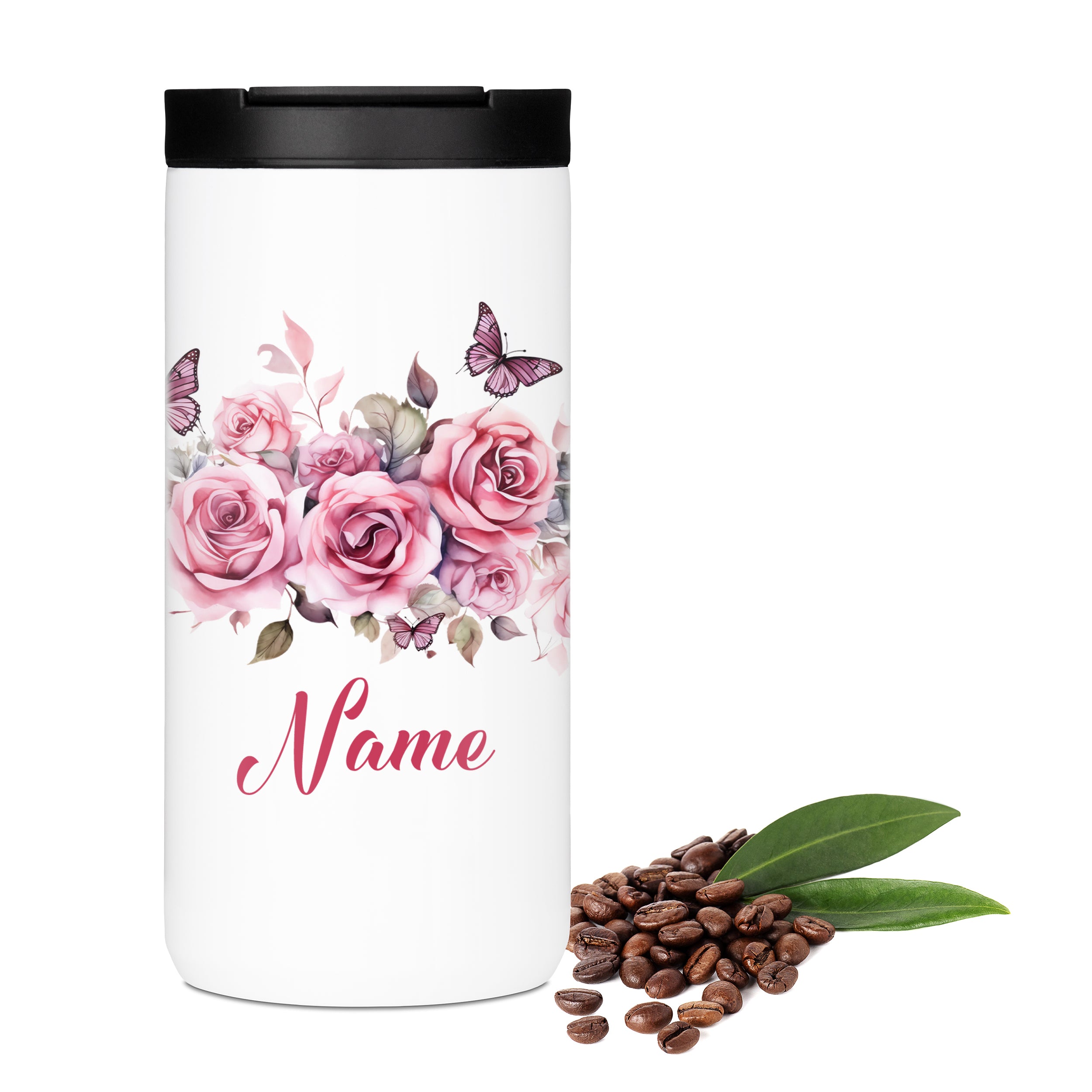 Weißer Kaffeebecher mit rosa Rosen und Schmetterlingen.