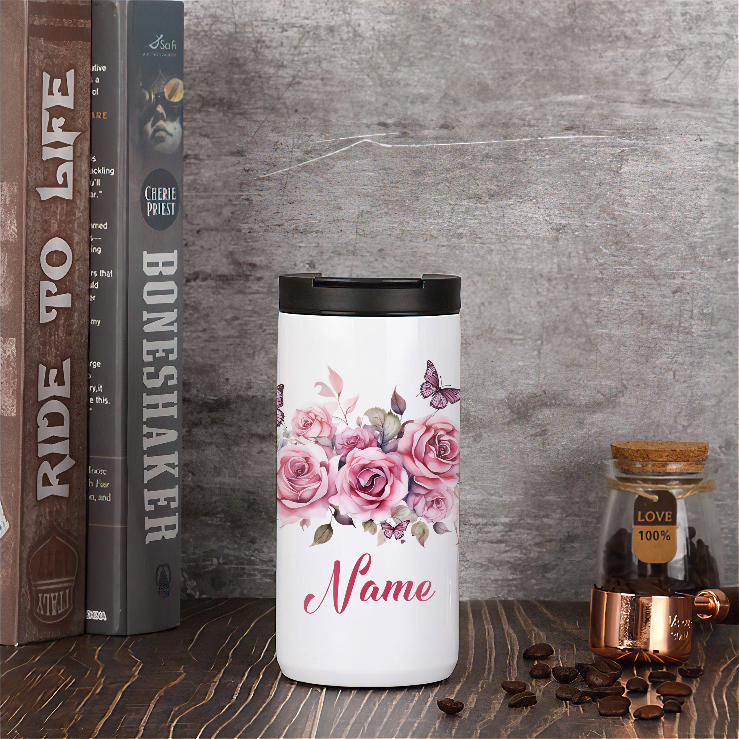 Weißer Becher mit rosa Rosen und personalisiertem Namen.