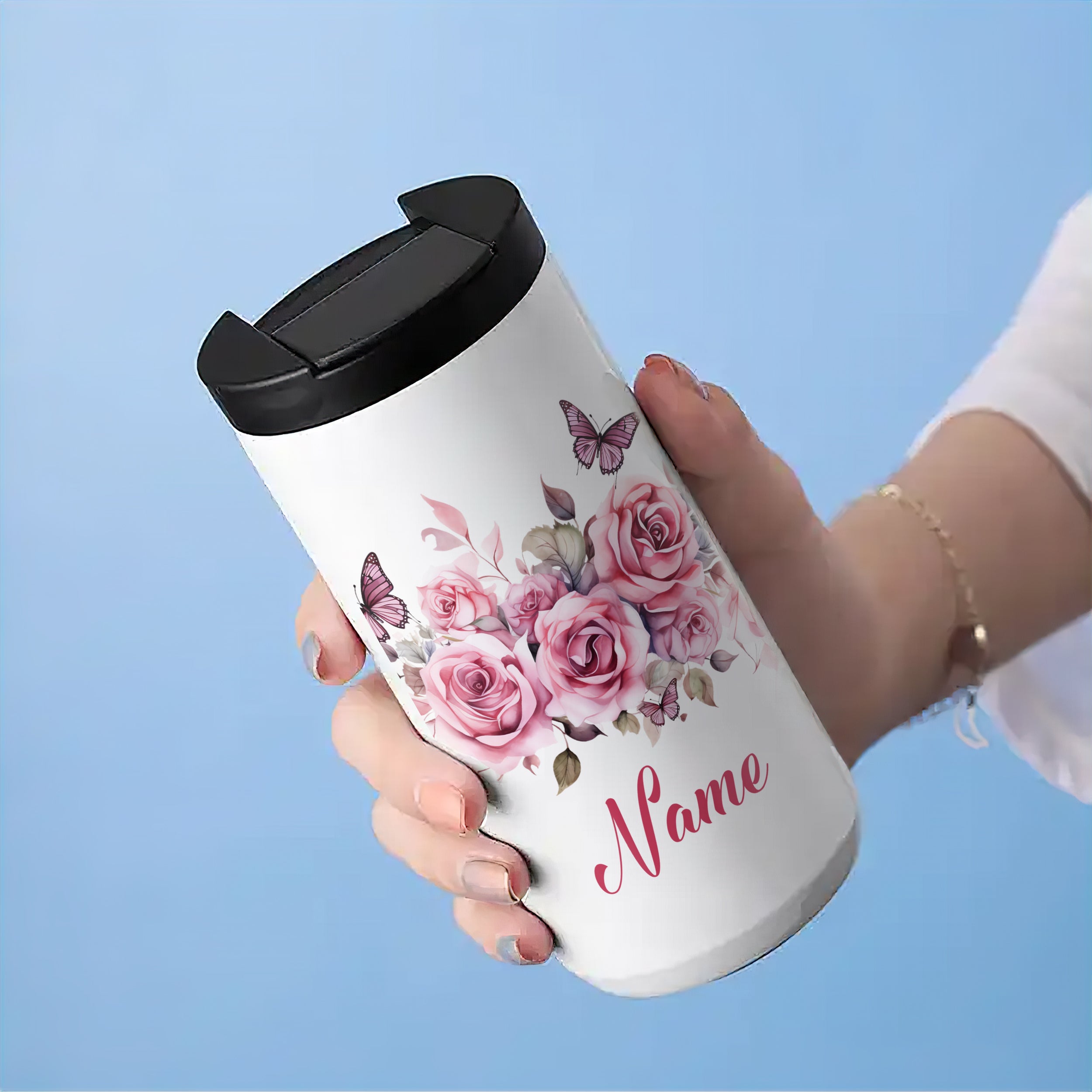 Weißer Thermobecher mit rosa Rosen und Schmetterlingen.