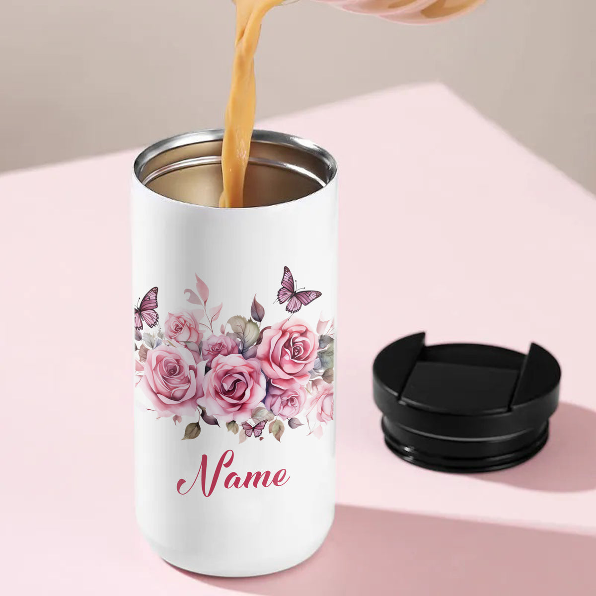 Weißer Kaffeebecher mit rosa Rosen und Schmetterlingen.