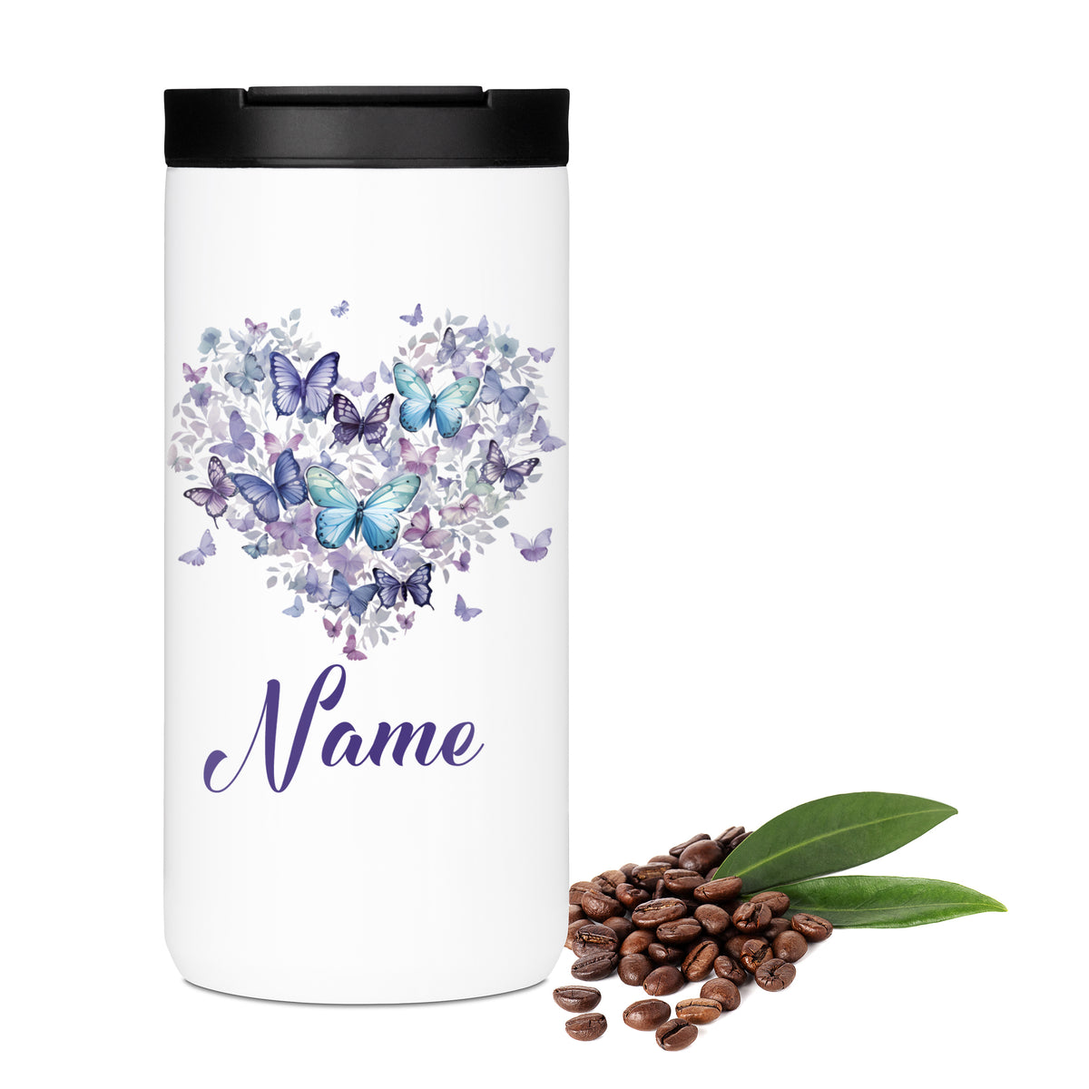 Weißer Kaffeebecher mit lila Schmetterlingen und personalisiertem Namen.