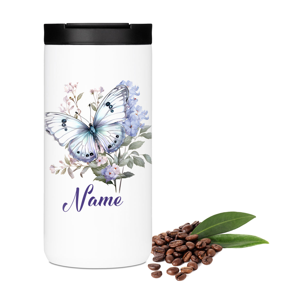 Weißer Kaffeebecher mit Schmetterling und personalisiertem Namen.