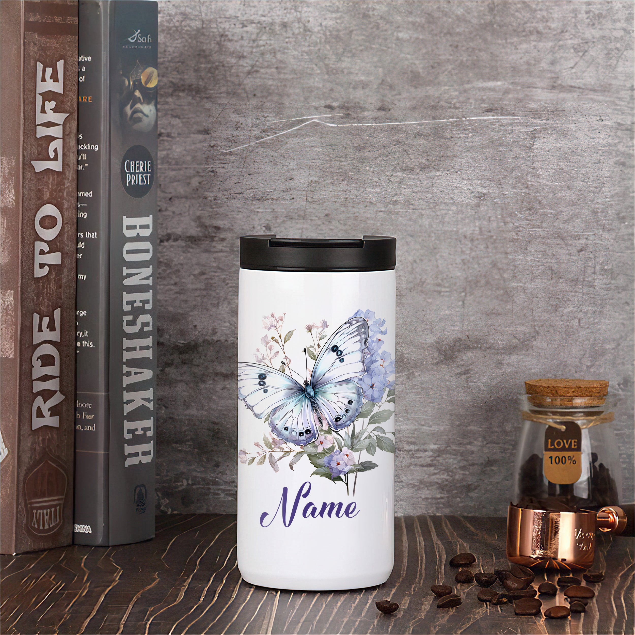 Weißer Kaffeebecher mit Schmetterlingsdesign und personalisiertem Namen.