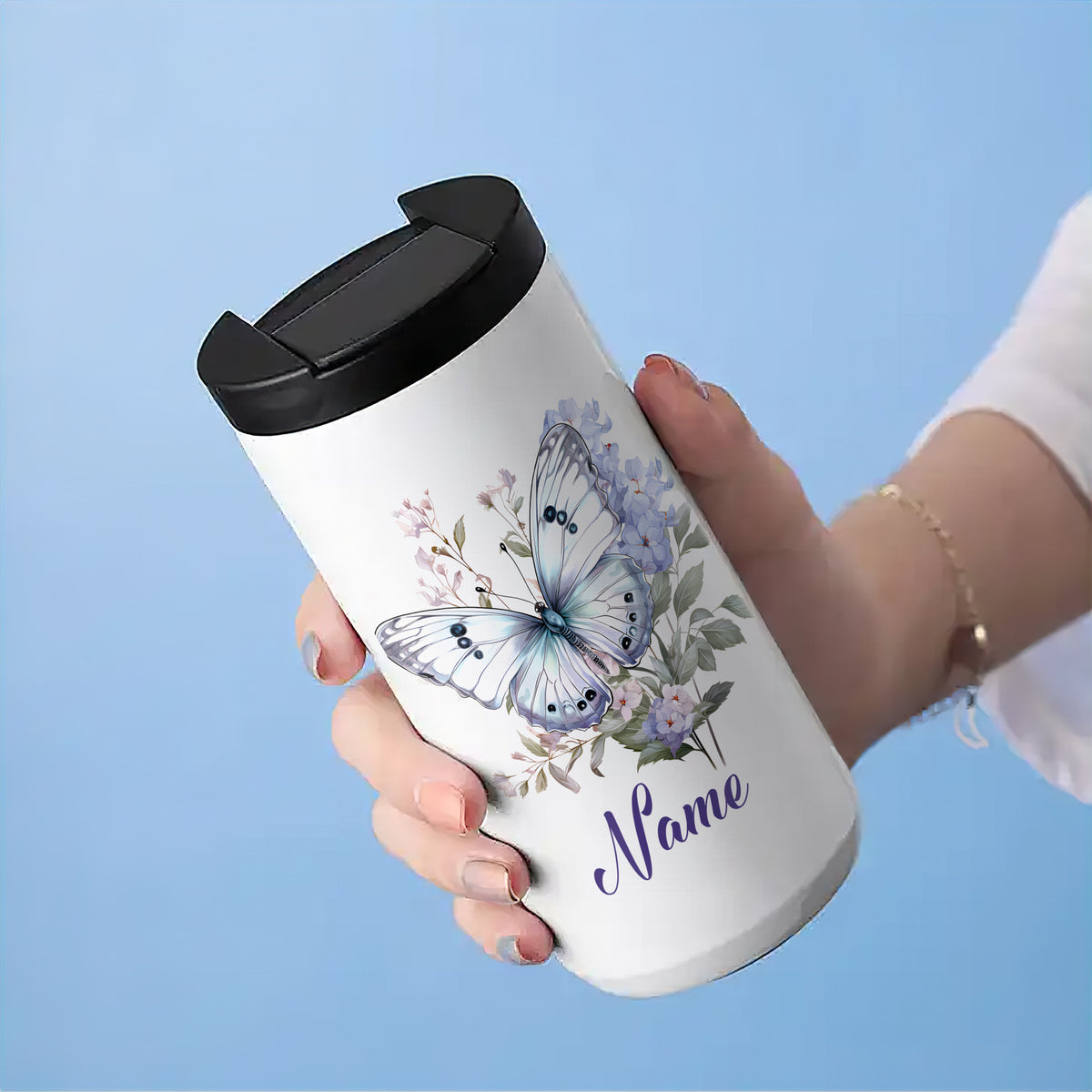 Weißer Kaffeebecher mit Schmetterling und personalisierbarem Namen.