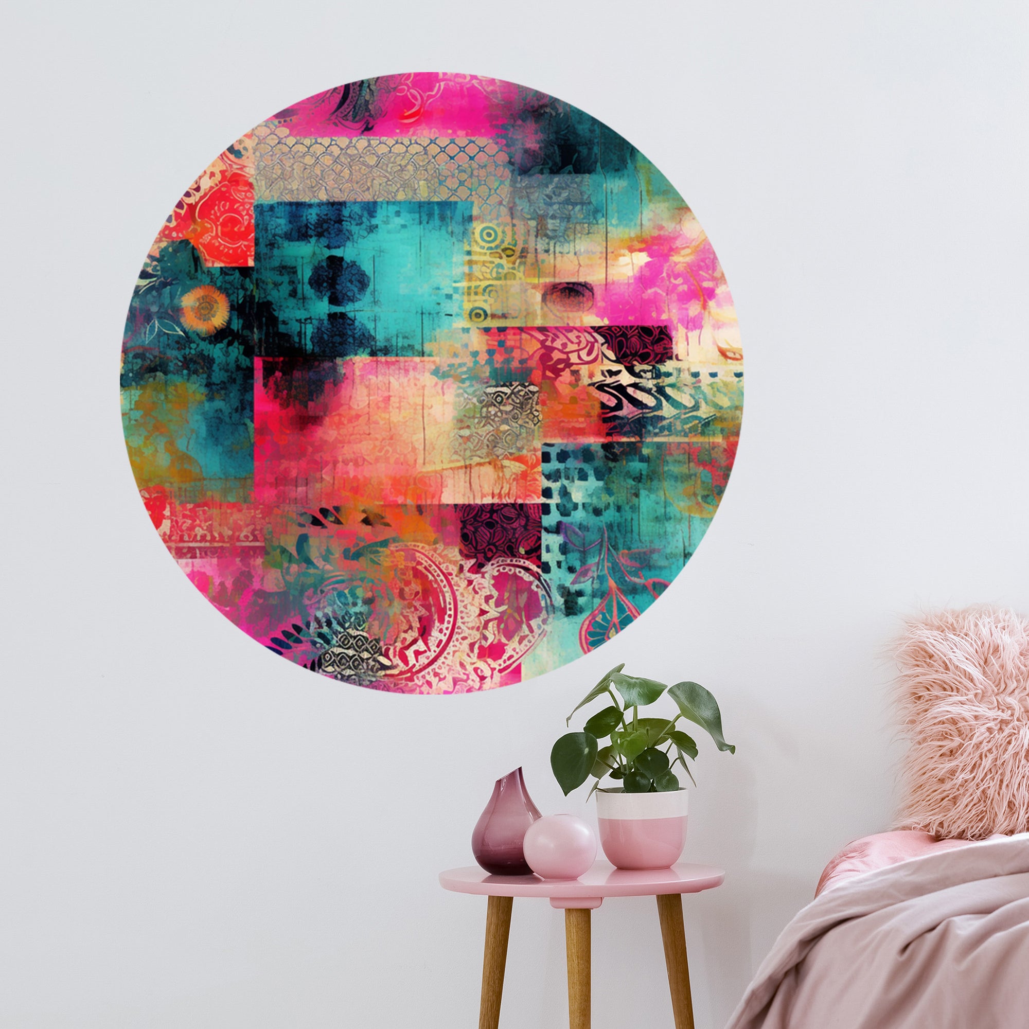 Bunter runder Wandaufkleber in Pink, Blau und Grün.