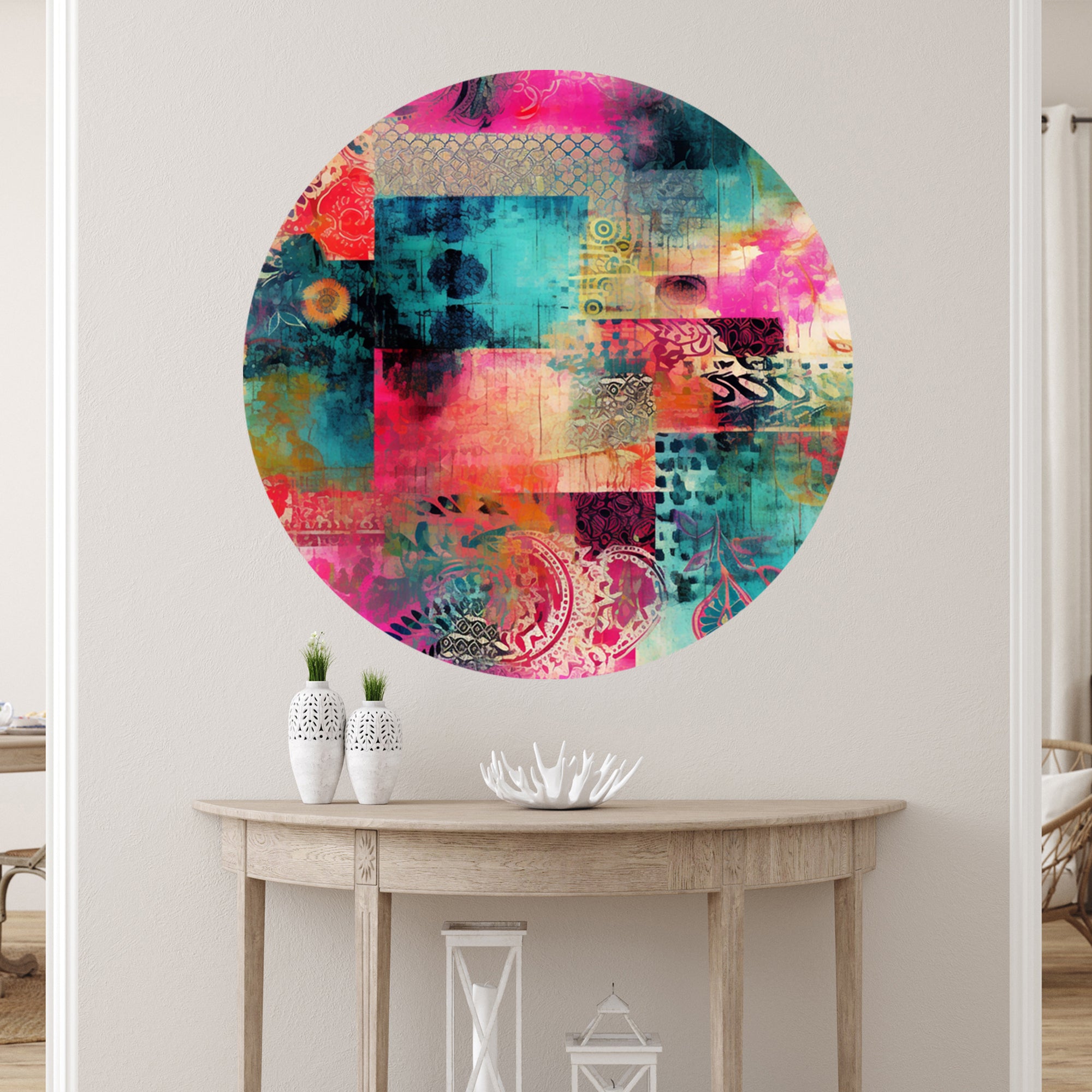 Bunte Wanddekoration in Pink, Blau und Orange.