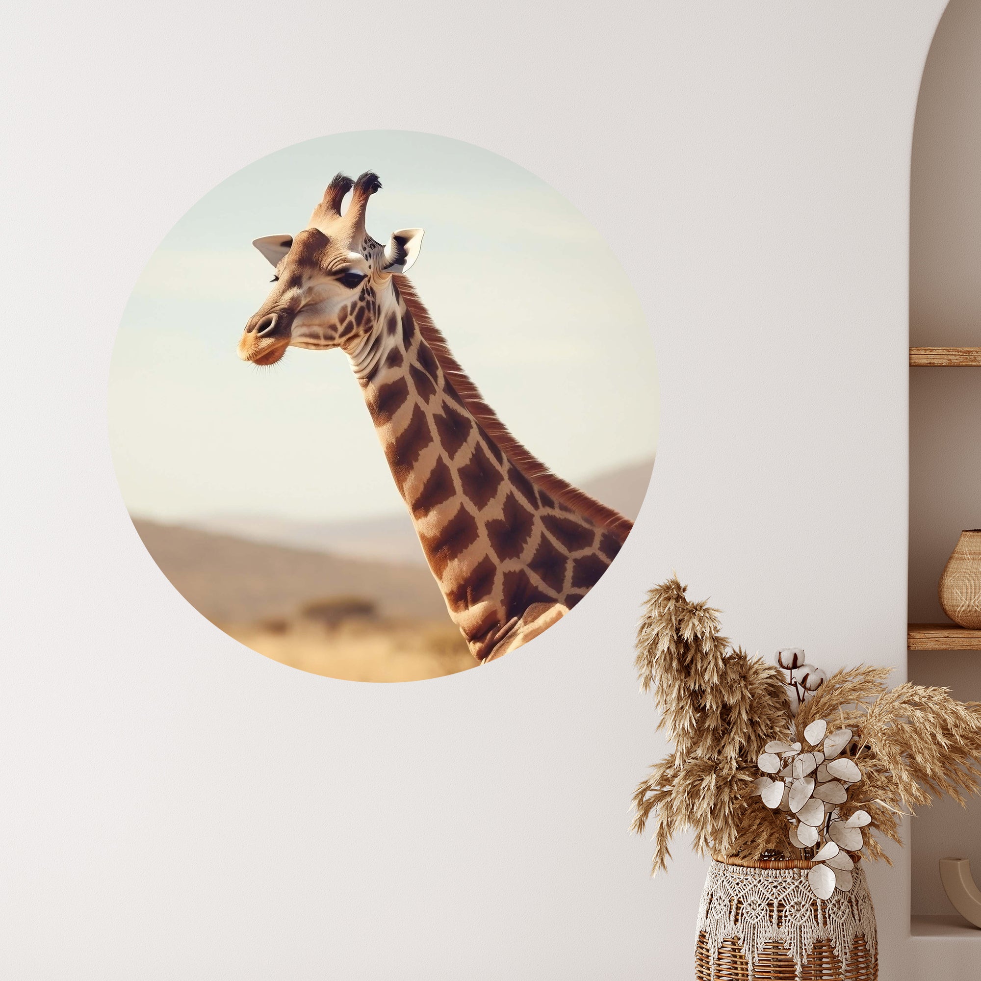 Giraffe mit braunem Fell vor sanfter Landschaft.